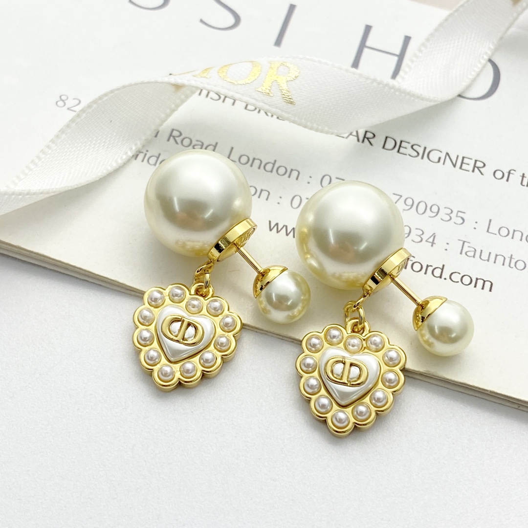 Elegantes Aretes Dior de Corazón con Perlas y Doble Esfera