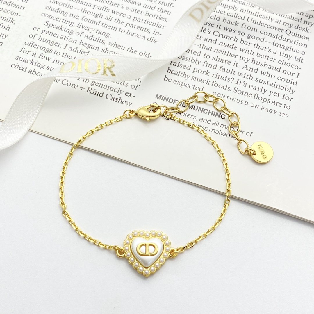 Dior Armband met Parelmoeren Hart en CD-logo - Elegante Damesarmband
