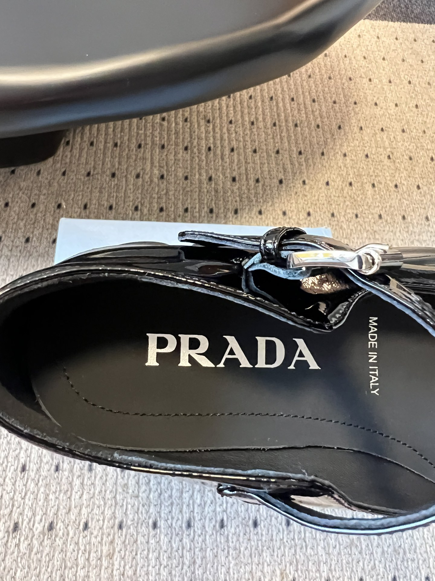 
prad* 普拉达25SS新款厚底玛丽珍单鞋

复古时髦前卫的轮齿厚底鞋底搭配牛皮鞋面让整双鞋轻便舒适