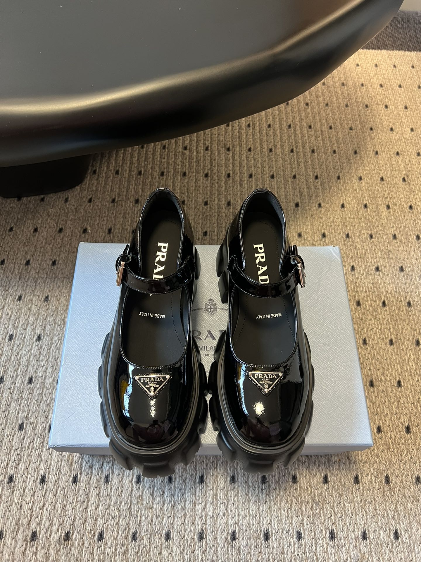 
prad* 普拉达25SS新款厚底玛丽珍单鞋

复古时髦前卫的轮齿厚底鞋底搭配牛皮鞋面让整双鞋轻便舒适