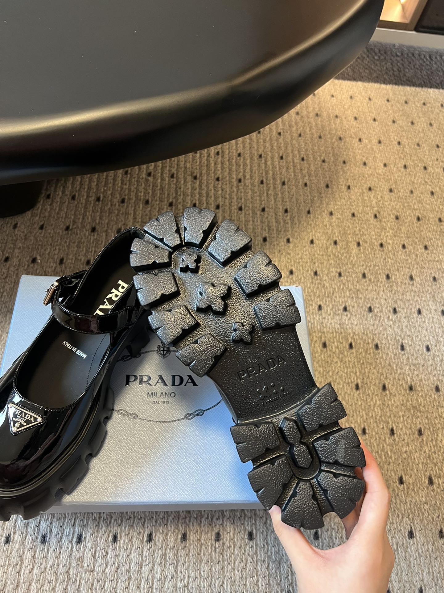 
prad* 普拉达25SS新款厚底玛丽珍单鞋

复古时髦前卫的轮齿厚底鞋底搭配牛皮鞋面让整双鞋轻便舒适