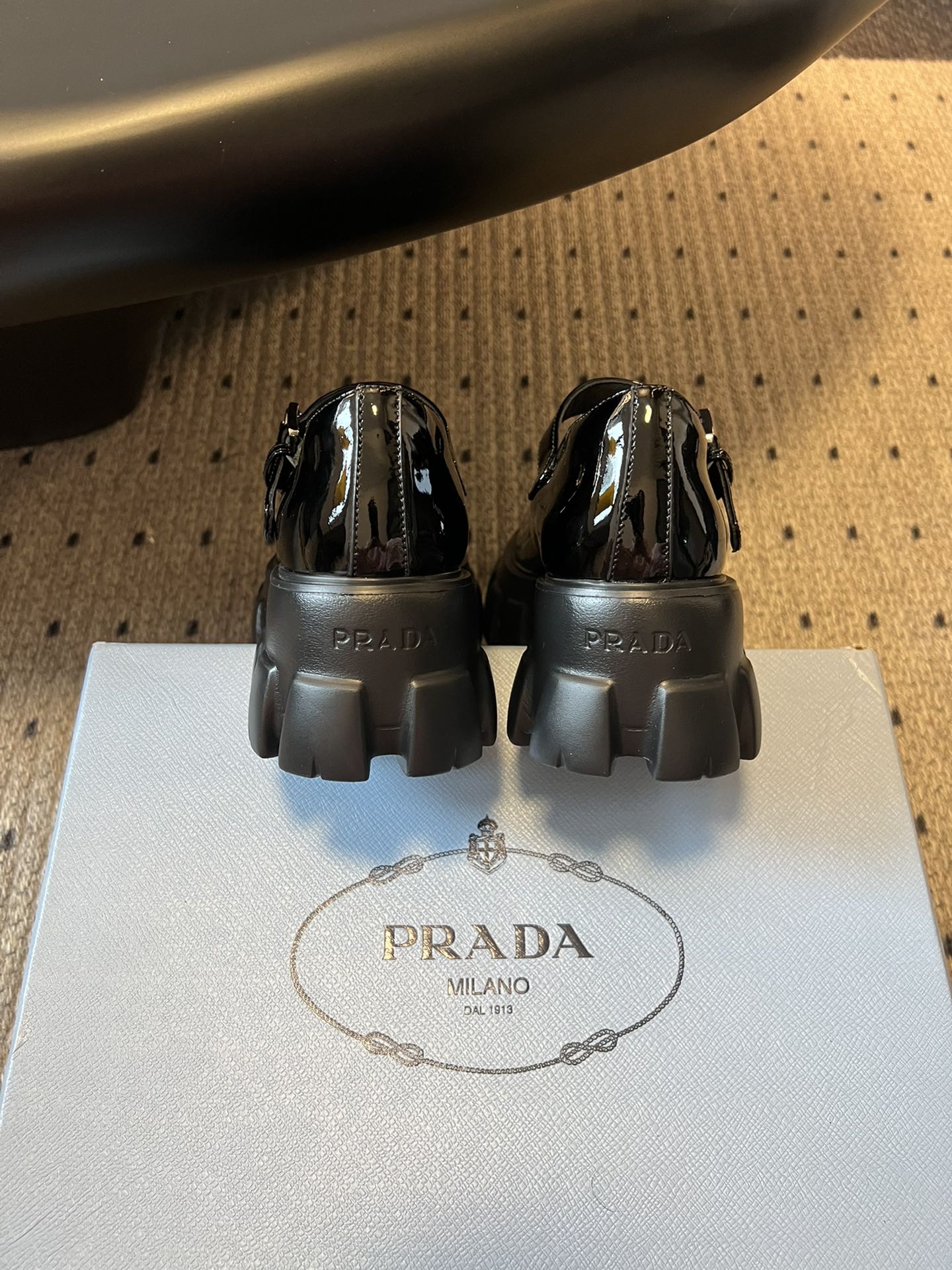
prad* 普拉达25SS新款厚底玛丽珍单鞋

复古时髦前卫的轮齿厚底鞋底搭配牛皮鞋面让整双鞋轻便舒适