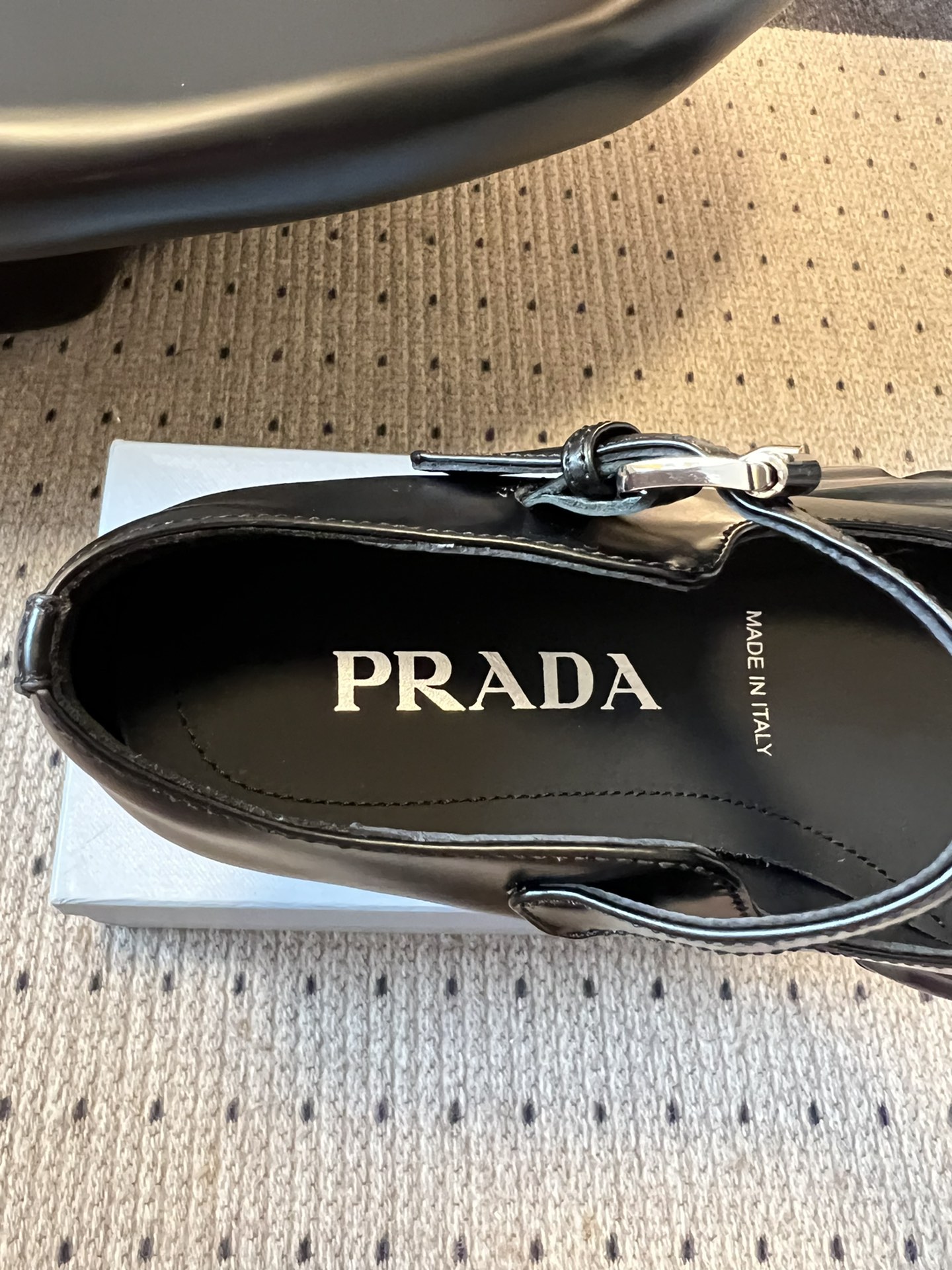 
prad* 普拉达25SS新款厚底玛丽珍单鞋

复古时髦前卫的轮齿厚底鞋底搭配牛皮鞋面让整双鞋轻便舒适