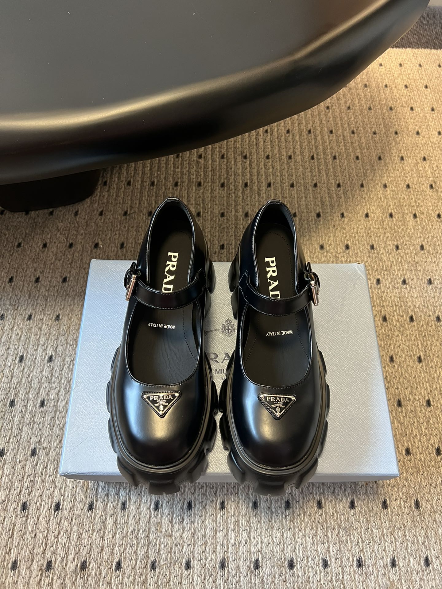 
prad* 普拉达25SS新款厚底玛丽珍单鞋

复古时髦前卫的轮齿厚底鞋底搭配牛皮鞋面让整双鞋轻便舒适