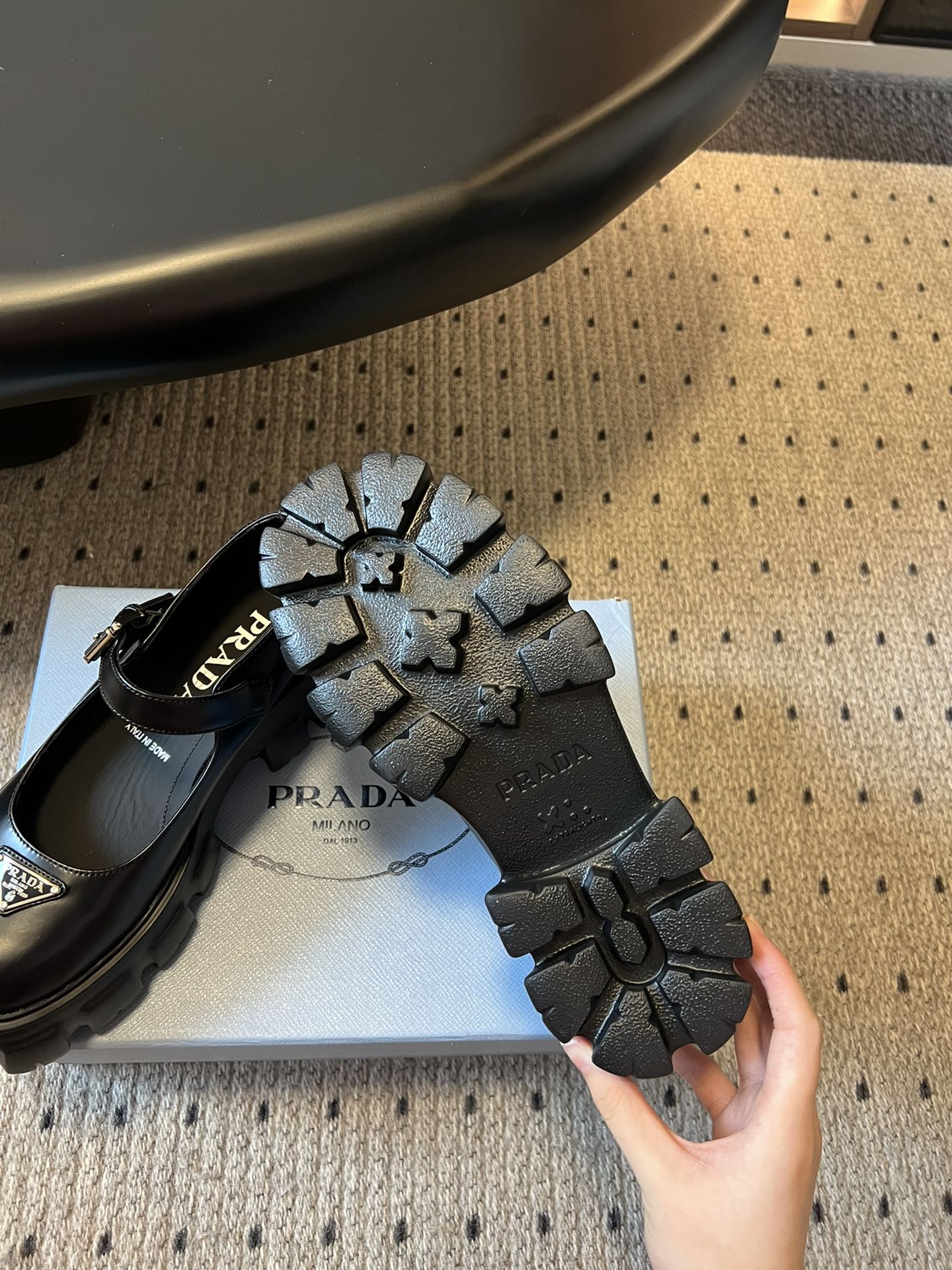 
prad* 普拉达25SS新款厚底玛丽珍单鞋

复古时髦前卫的轮齿厚底鞋底搭配牛皮鞋面让整双鞋轻便舒适