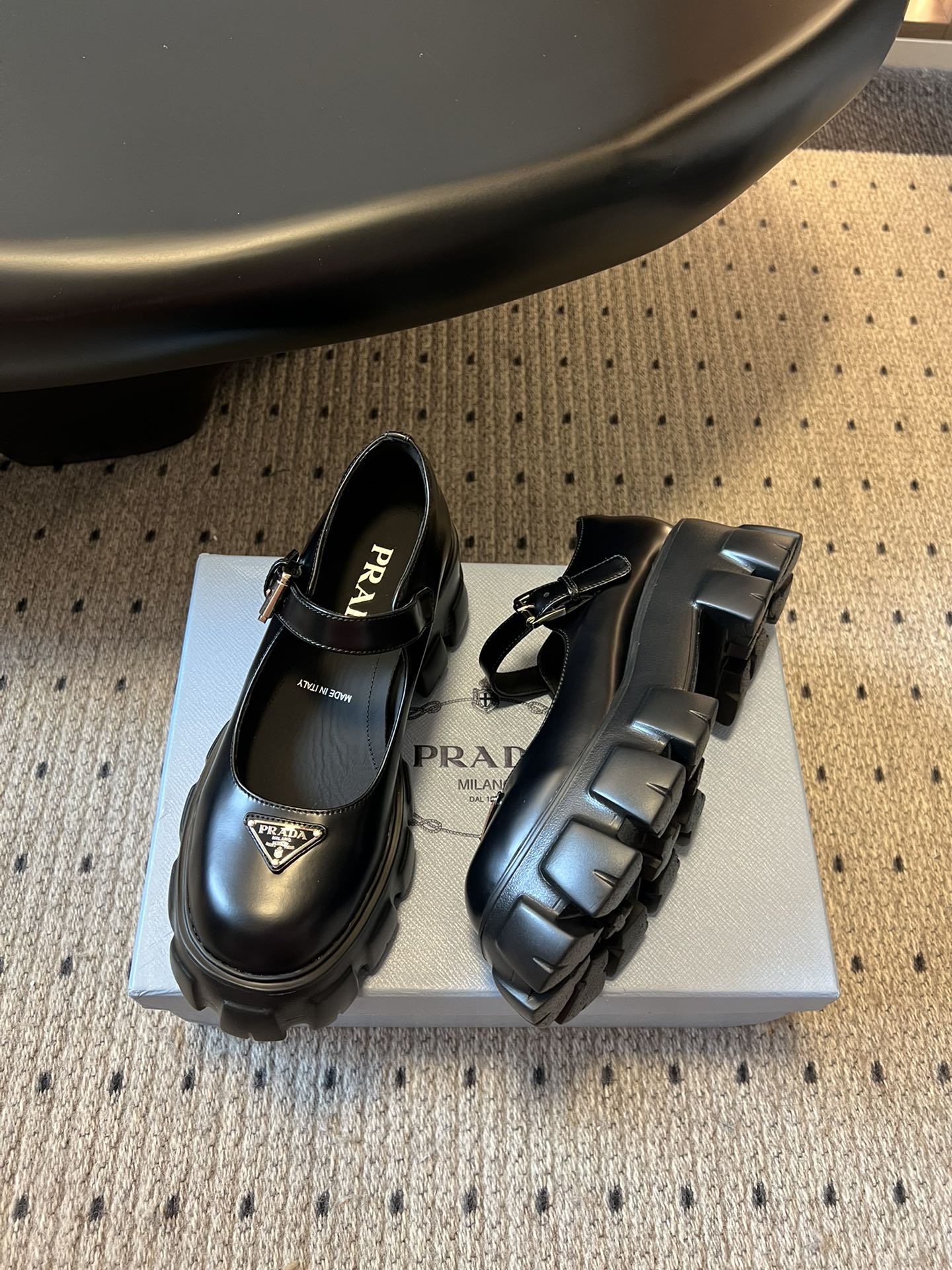 
prad* 普拉达25SS新款厚底玛丽珍单鞋

复古时髦前卫的轮齿厚底鞋底搭配牛皮鞋面让整双鞋轻便舒适