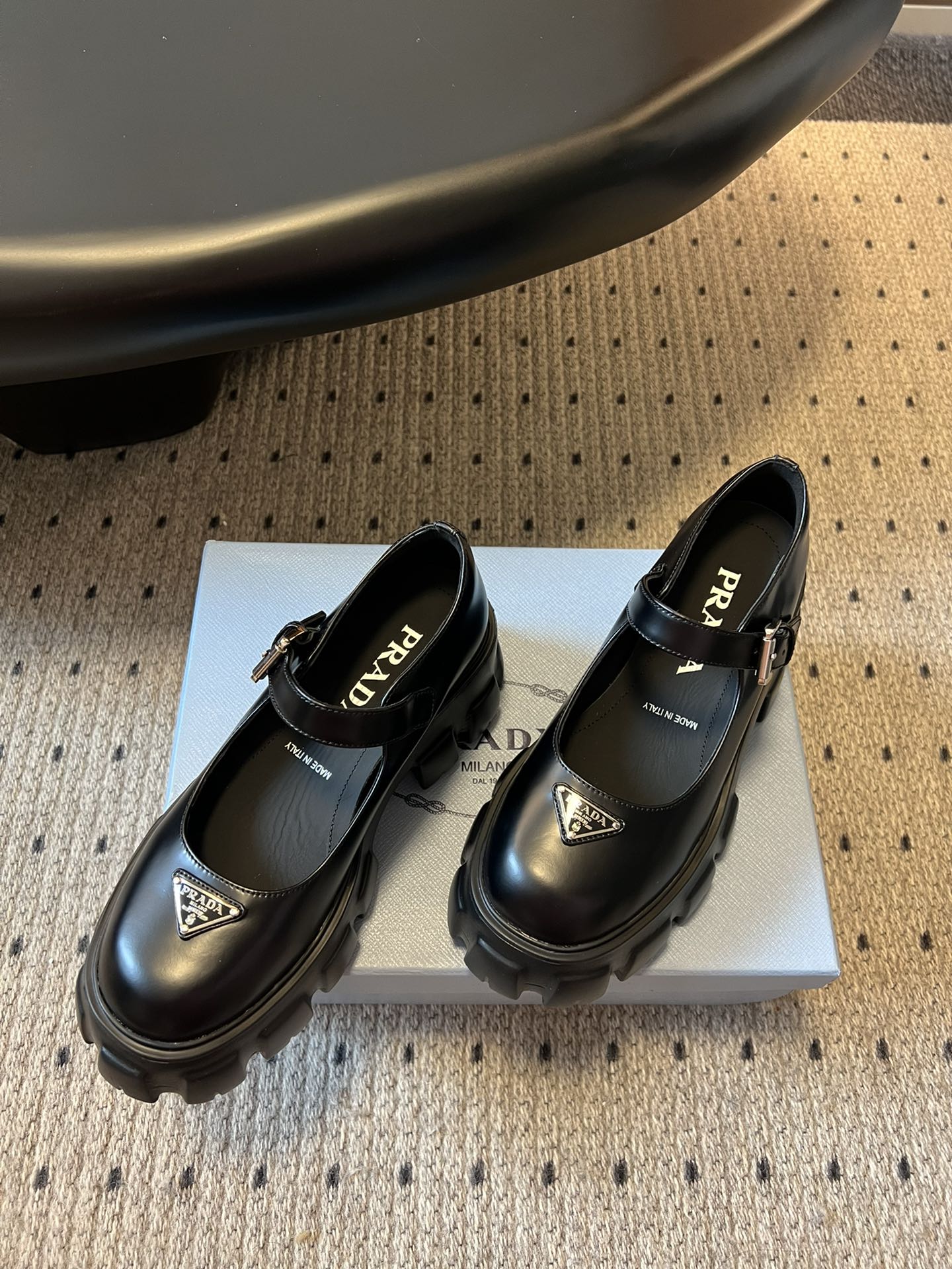 
prad* 普拉达25SS新款厚底玛丽珍单鞋

复古时髦前卫的轮齿厚底鞋底搭配牛皮鞋面让整双鞋轻便舒适