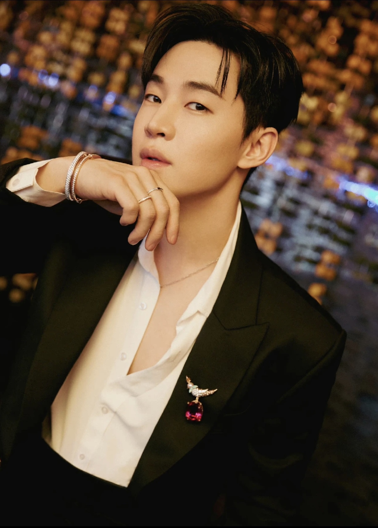 NO:635646,The 'Lovebird in Dreams' brooch that countless jewelry lovers love. The black phoenix stands on the red seal, and the rabbit brings prosperity. Colored stones bring golden luck, and everything will be prosperous. Lovebirds｜Bird on the Stone. Inspired by the cockatoo, the perfect fusion of nature and jewelry. The most worthy jewelry piece. High-quality cultured 15-carat ruby. The warm red color attracts attention. It means good luck, good luck, and passion. Luxuriously set with 15-carat cultured ruby.  Material S925 silver thick plated real gold inlaid with high carbon diamonds, brooch, breastpin, Cartier high-end jewelry19860909无数珠宝爱好者倾倒的“梦中情鸟”胸针 玄凤立红玺,卯兔携盛势 彩石点金运,万事开泰来 爱情鸟｜石上鸟 以凤冠鹦鹉为灵感,将自然与珠宝完美融合 最值得入手的珠宝作品 高品质培育15克拉红宝石 热烈的红色备受瞩目 寓意吉祥、好运、热情. 豪镶15克拉培育红宝石 材质S925银厚镀真金镶嵌高碳钻,,brooch，breastpin,卡迪亚高端饰品,Jewelry