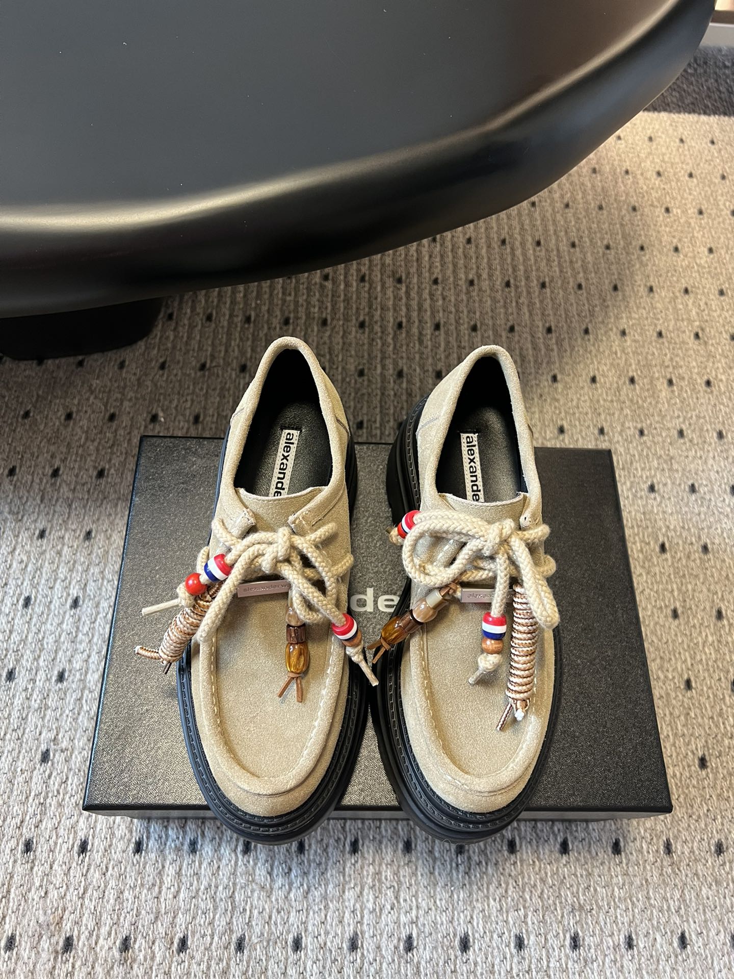 NO:487918,Top quality Alexander Wan* aw carter Alexander King Sponge cake thick-soled loafers Jennie King These thick-soled loafers are amazing, the same loafers come from the pressure mountain king HaileyBieber shoes!  This pair of stock trading artifacts is coming. Compared with the previous old models and your family, the new models look taller and slimmer. In addition to the classic black, there is also burgundy, which are both low-key and useless colors. Bright Pipi Ge is paired with the iconic brand metal logo, and the 5cm thick bottom design can easily have long legs!  Upper ox back velvet inner sheepskin outsole foam outsole heel height 5cm Size: 35-40 (40 custom made without return), loafers, alexander wang, cartier, loafers, sheepskin19860909顶级品质 Alexander Wan* aw carter亚历山大王 松糕厚底乐福鞋 Jennie 大王这双厚底乐福鞋好绝,同款乐福鞋来自压力山大王 HaileyBieber撞鞋！这双炒股神器就是来袭 新款相比之前的老款和你家的显高显瘦,除了经典黑色外,还有酒红色,都是低调白搭的配色 亮皮皮哥搭配标志性的品牌金属徽标,加上5cm厚底设计轻松拥有大长腿！ 鞋面牛反绒 内里羊皮 大底发泡大底 跟高5cm Size:35-40（40 定制不退换）,乐福鞋,alexander wang,cartier,loafers,sheepskin,Women's Shoes