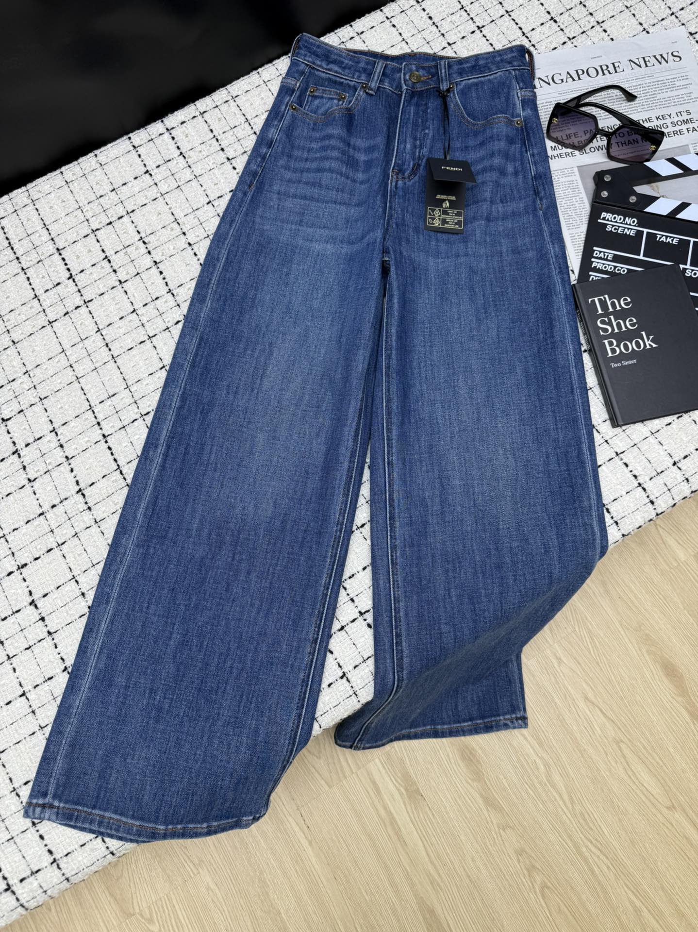 NO:467125,Fend*25 new model, back bag logo embroidered straight jeans, the upper body is handsome, the wash blue color is super good, the trendy people must have straight wide-leg pants, the upper body is eye-catching, the upper body can be easily matched, the perfect eye-catching king, one color 26-27-28-29-30.,,fendi, jeans, alexander wang19860909Fend*25新款 后袋logo刺绣直筒牛仔裤 上身帅就完事了 洗水蓝颜色超好看 潮人必备款 直筒阔腿裤型 上身秒吸睛 随意搭配上衣都能出片 妥妥的吸睛王 一色26-27-28-29-30.,,fendi,jeans,alexander wang,Women's clothing