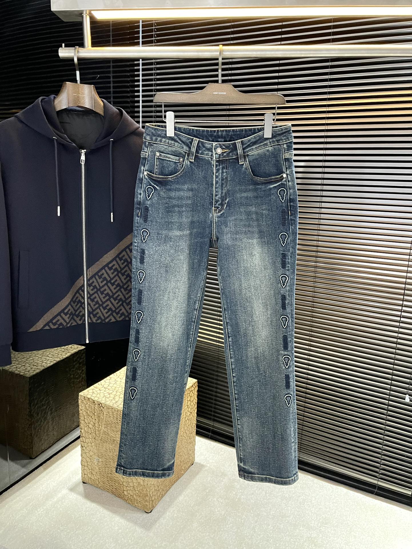 NO:512369,P FEND (Fendi) 2025 autumn and winter new jeans imported from Italian haute couture denim fabric Fashionable and casual straight-fitting fabric Micro-stretch fabric The fabric is comfortable and soft, breaking through the feel of conventional denim fabrics, not stuffy, and excellent comfort. It is free and versatile. It is washed for a long time and does not deform. The upper body effect is excellent. The elegant and elegant tailoring, the design is constantly innovating, but it always maintains a noble and elegant style and taste. The charm of fashion. Straight fitting is fashionable. The counter number 29-38 (37),,fendi,fendi,jeans,alexander wang19860909P  FEND（芬迪） 2025秋冬新款牛仔裤 进口意大利高定牛仔面料 时尚休闲直筒版型 微弹力面料 面料舒适柔软,突破常规牛仔的面料手感,不闷热,舒适感极佳.随意百搭 久洗不变形 上身效果极佳.大方优雅的剪裁,设计不断创新却始终保持着高贵优雅的风格和品位 演绎时尚魅惑 版型直筒 时尚佳品 专柜码数 29-38（37）,,fendi,fendi,jeans,alexander wang,Men's clothing