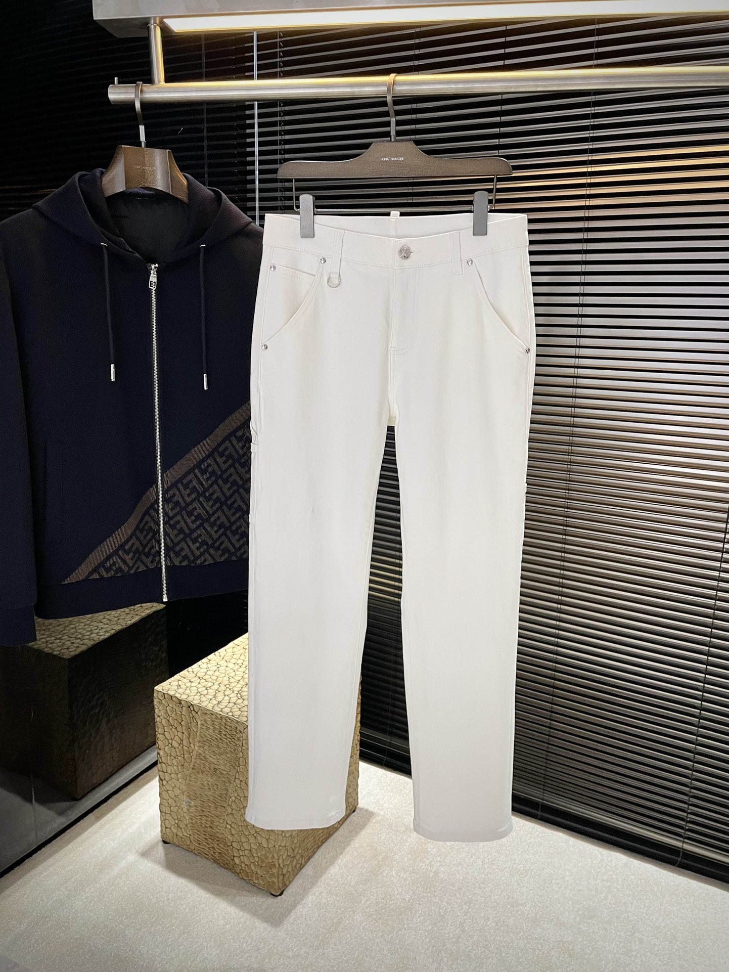 NO:512373,P MQ- (McQueen) 2025 autumn and winter new jeans imported from Italian haute couture denim fabric Fashionable and casual straight-fitting fabric Micro-stretch fabric The fabric is comfortable and soft, breaking through the touch of conventional denim fabrics, not stuffy, and excellent comfort. It is free and versatile. It is washed for a long time and does not deform. The upper body effect is excellent. The elegant and elegant tailoring, the design is constantly innovating, but it always maintains noble and elegant style and taste. The charm of fashion. Straight fitting is fashionable. The counter number is 29-38 (37),,alexander mcqueen,jeans,alexander wang19860909P  MQ-（麦昆）2025秋冬新款牛仔裤 进口意大利高定牛仔面料 时尚休闲直筒版型 微弹力面料 面料舒适柔软,突破常规牛仔的面料手感,不闷热,舒适感极佳.随意百搭 久洗不变形 上身效果极佳.大方优雅的剪裁,设计不断创新却始终保持着高贵优雅的风格和品位 演绎时尚魅惑 版型直筒 时尚佳品 专柜码数 29-38（37）,,alexander mcqueen,jeans,alexander wang,Men's clothing