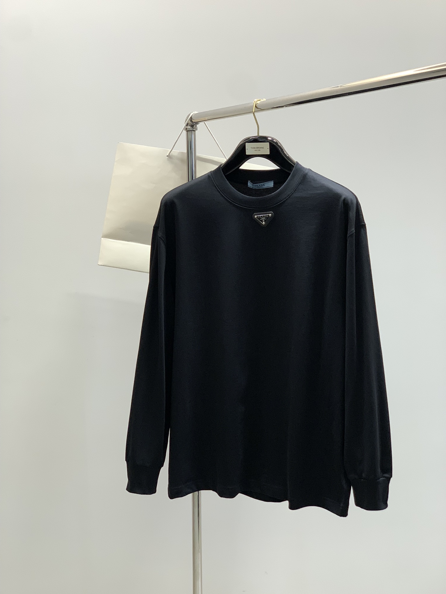 ，PRADA 普拉达，2025夏季最新品，专柜同步有售，时尚休闲圆领长袖T恤，进口原版面料，做工极为复杂