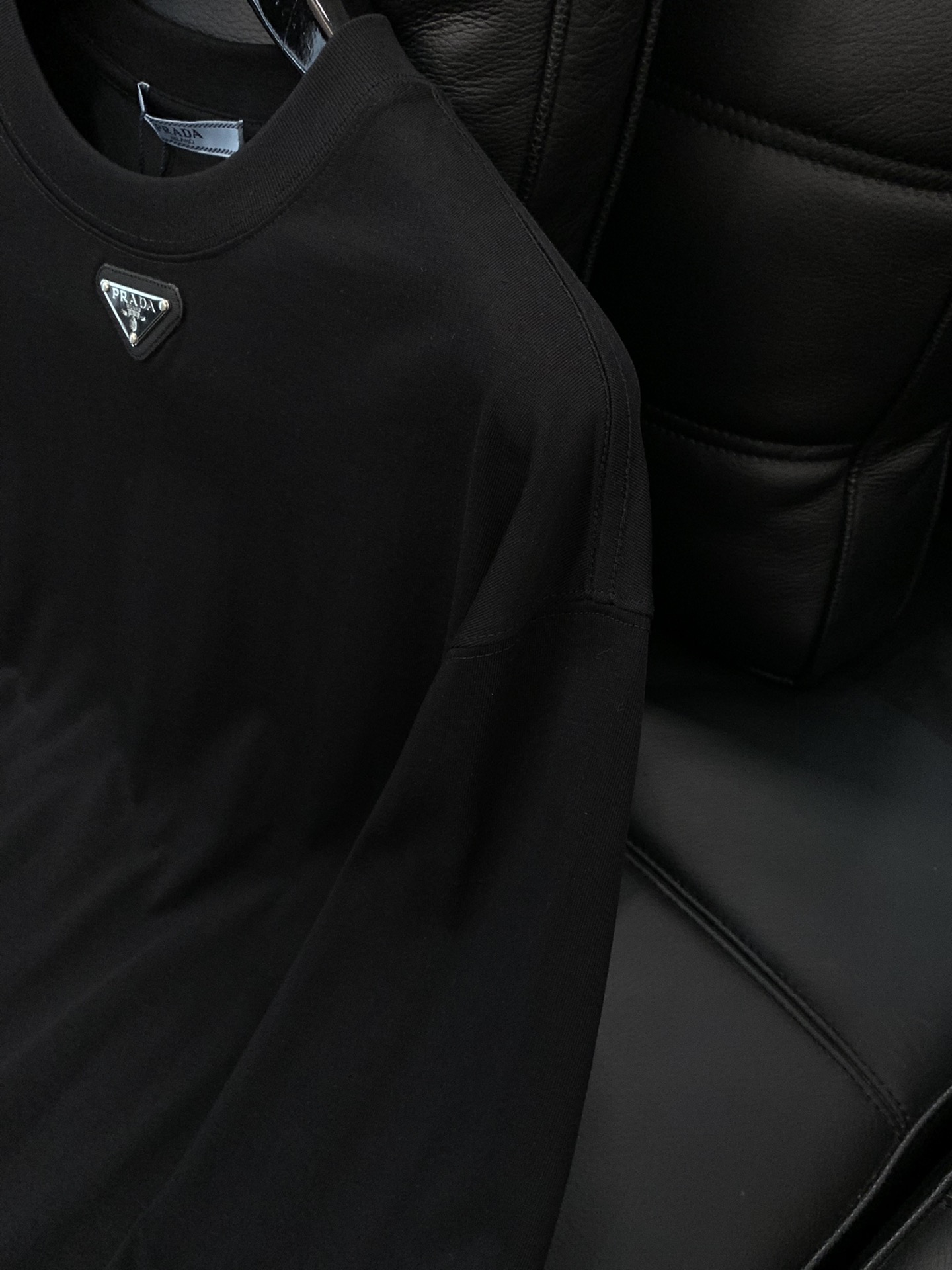 ，PRADA 普拉达，2025夏季最新品，专柜同步有售，时尚休闲圆领长袖T恤，进口原版面料，做工极为复杂