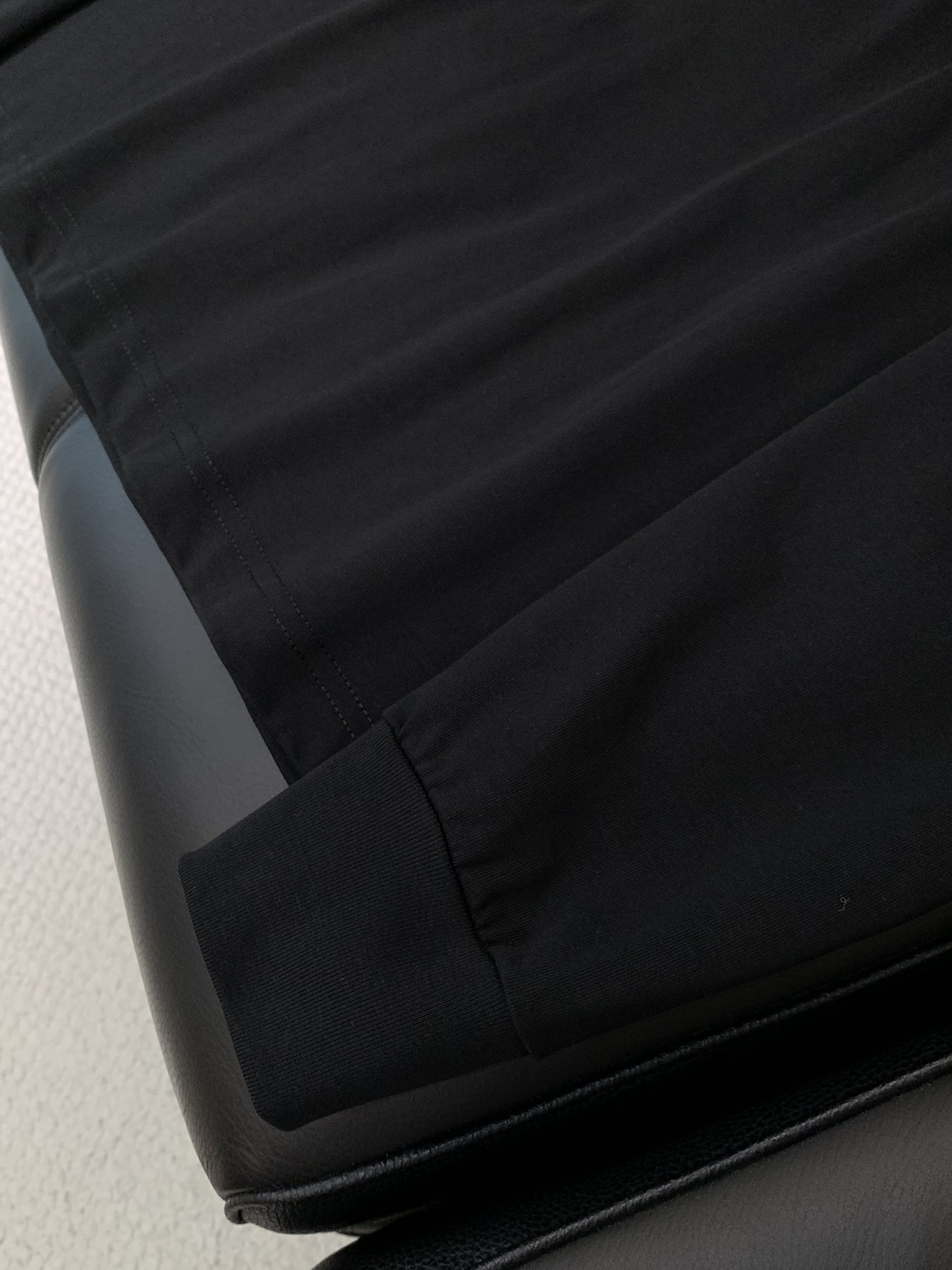 ，PRADA 普拉达，2025夏季最新品，专柜同步有售，时尚休闲圆领长袖T恤，进口原版面料，做工极为复杂