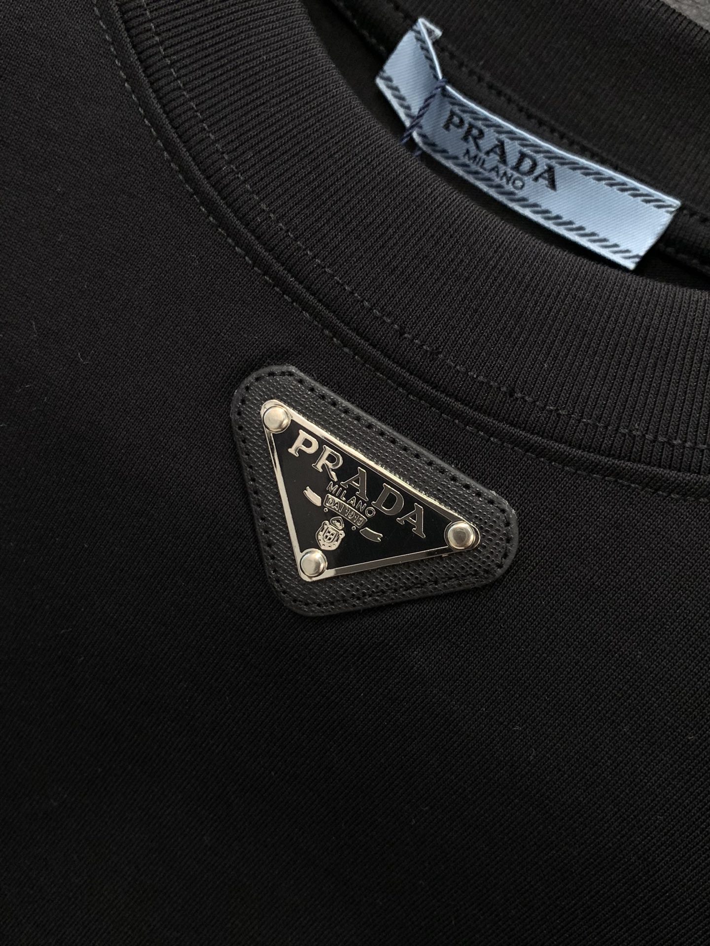 ，PRADA 普拉达，2025夏季最新品，专柜同步有售，时尚休闲圆领长袖T恤，进口原版面料，做工极为复杂