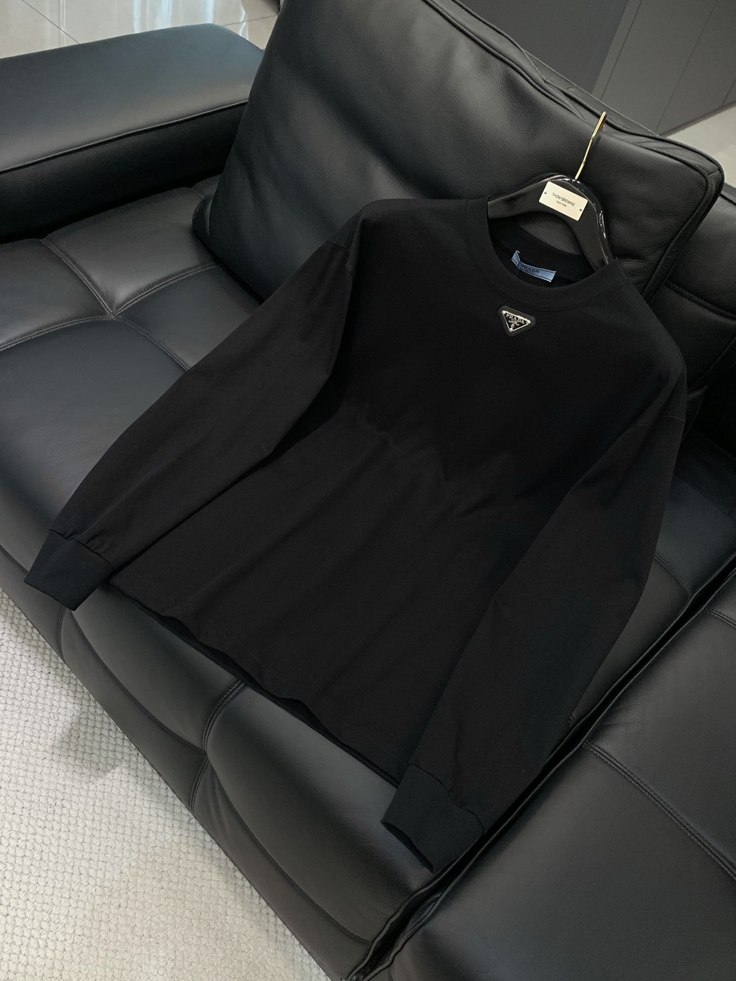 ，PRADA 普拉达，2025夏季最新品，专柜同步有售，时尚休闲圆领长袖T恤，进口原版面料，做工极为复杂