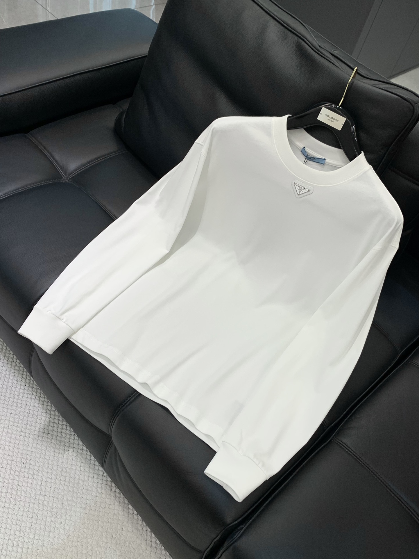 ，PRADA 普拉达，2025夏季最新品，专柜同步有售，时尚休闲圆领长袖T恤，进口原版面料，做工极为复杂