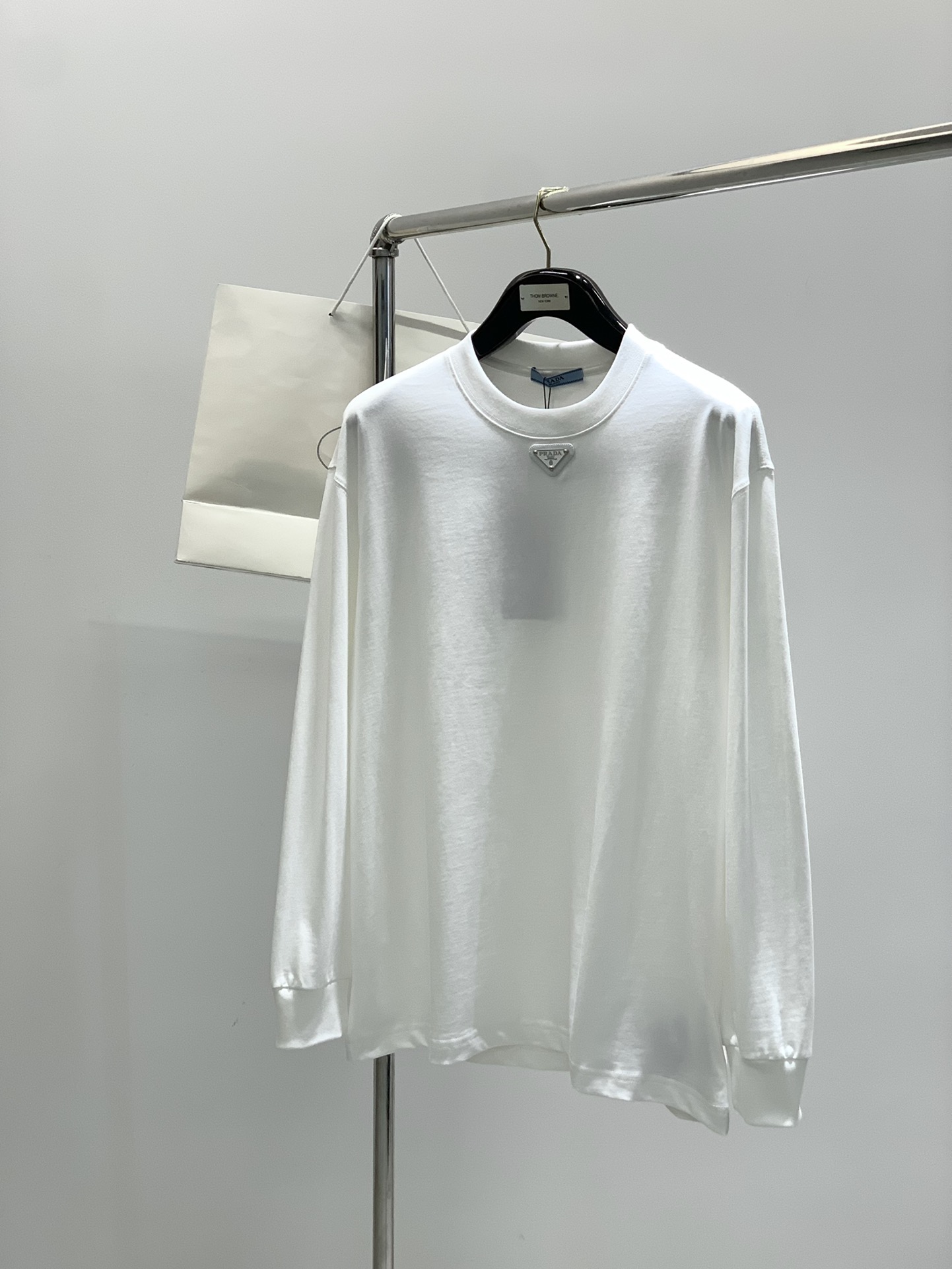 ，PRADA 普拉达，2025夏季最新品，专柜同步有售，时尚休闲圆领长袖T恤，进口原版面料，做工极为复杂