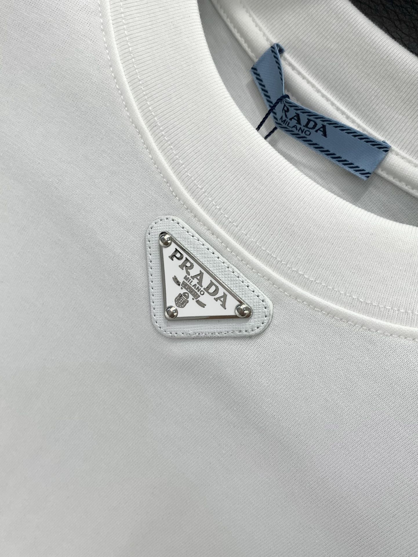 ，PRADA 普拉达，2025夏季最新品，专柜同步有售，时尚休闲圆领长袖T恤，进口原版面料，做工极为复杂