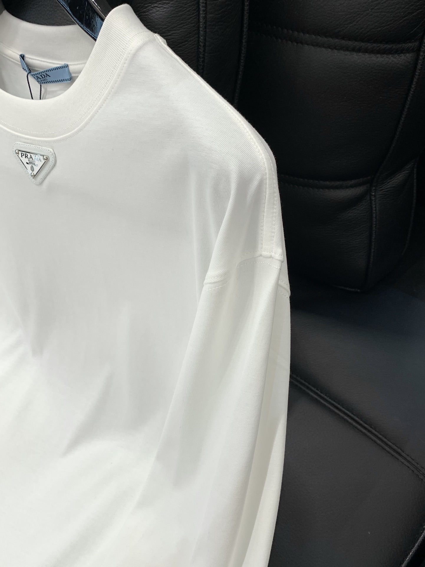 ，PRADA 普拉达，2025夏季最新品，专柜同步有售，时尚休闲圆领长袖T恤，进口原版面料，做工极为复杂