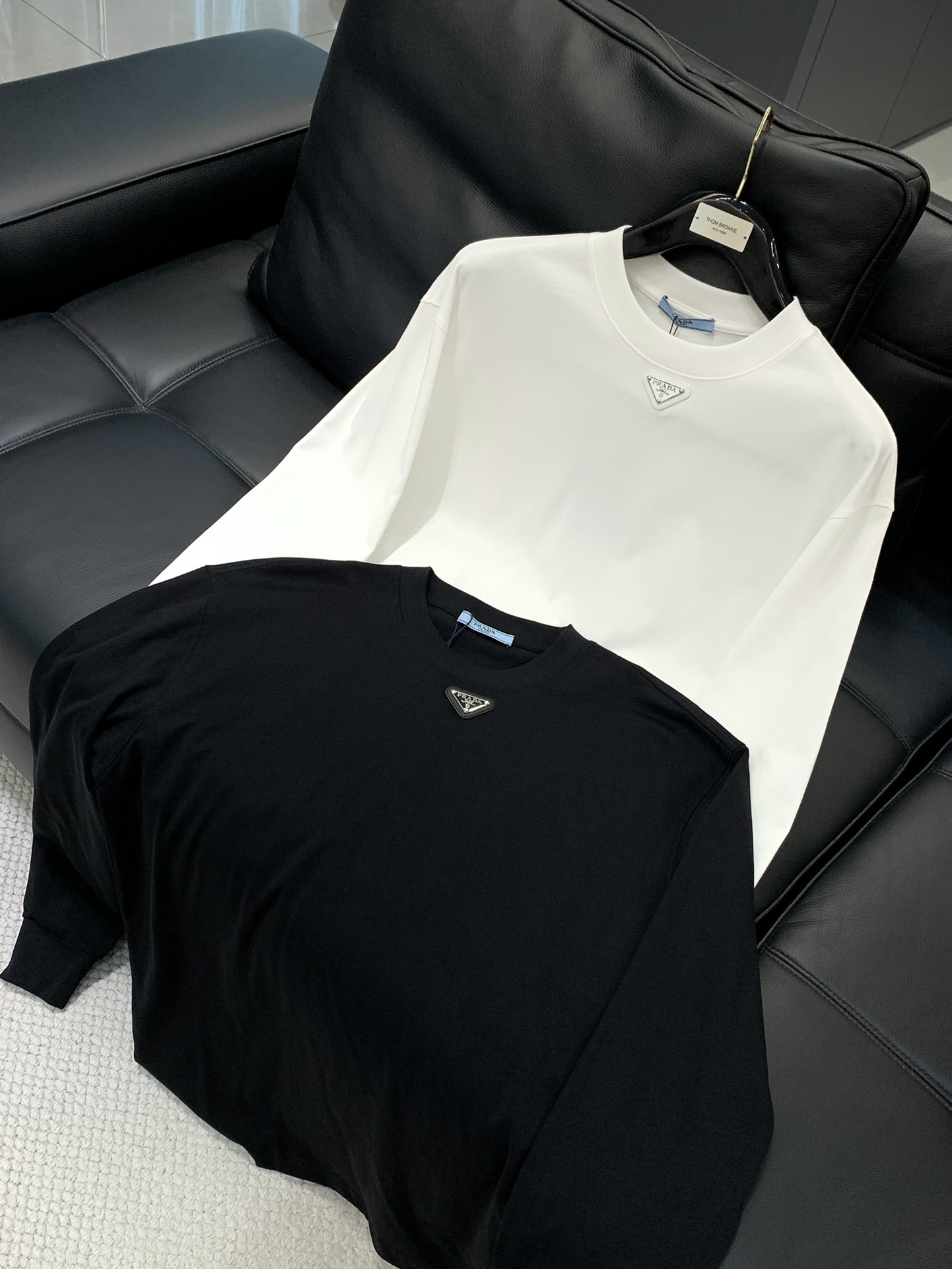 ，PRADA 普拉达，2025夏季最新品，专柜同步有售，时尚休闲圆领长袖T恤，进口原版面料，做工极为复杂