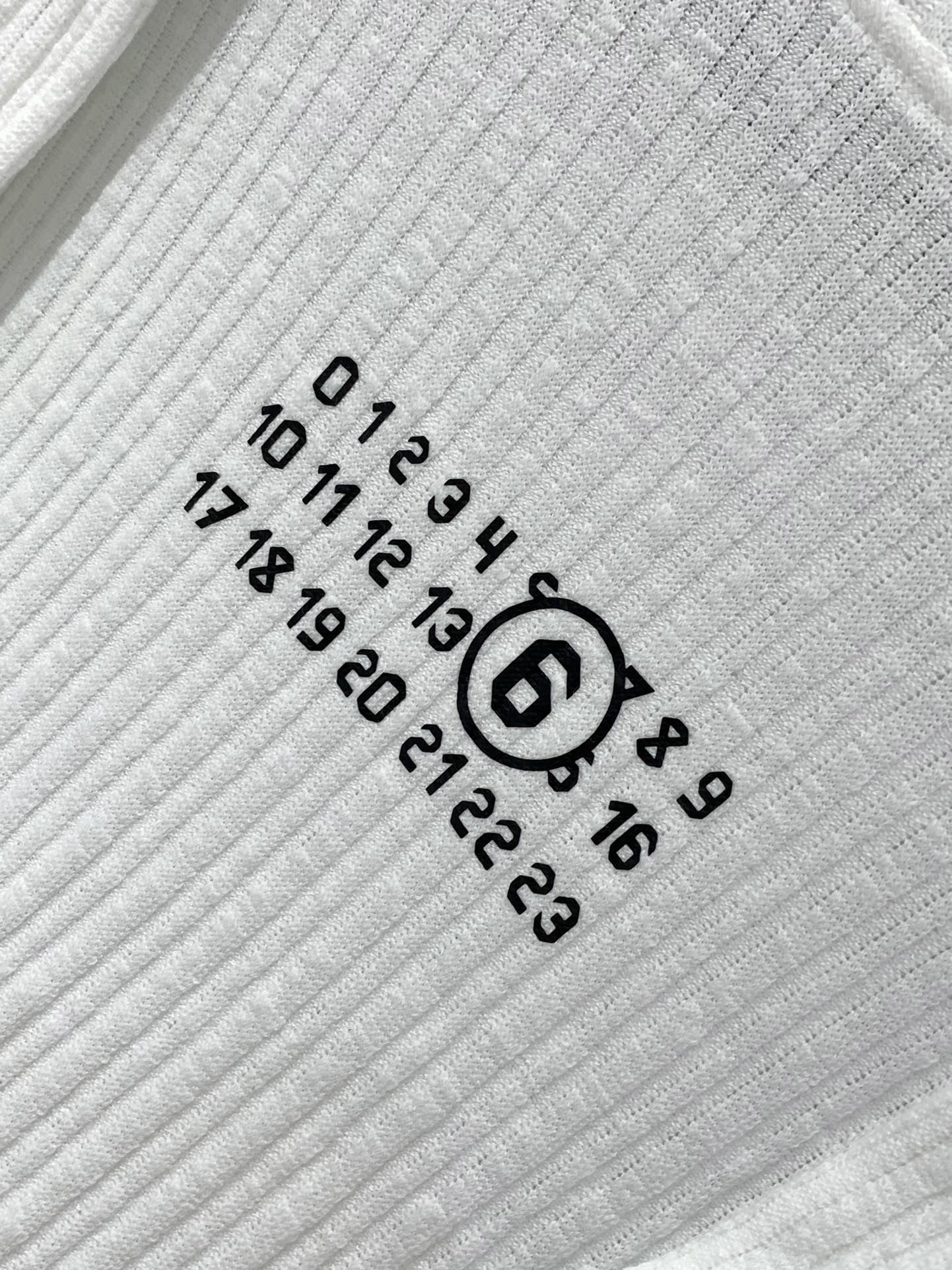 ，Maison Margiela马吉拉，2025早秋最新品，专柜同步有售，原单狠货，时尚休闲圆领长袖T恤