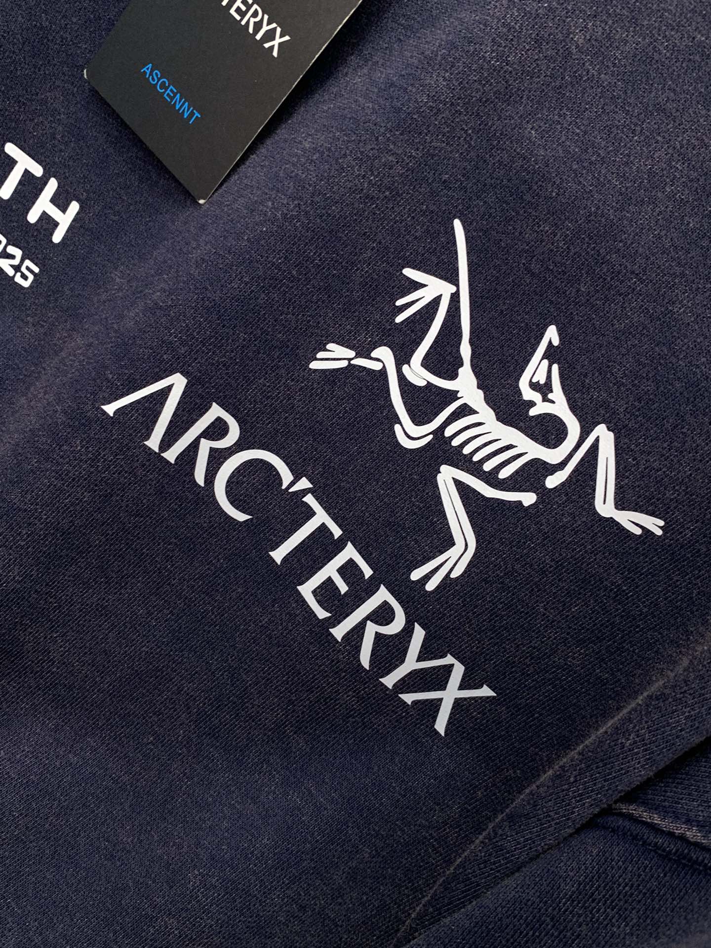 ，ARCTERYX 始祖鸟，2025早秋AW新品，时尚休闲圆领长袖卫衣，专柜同步有售，原单狠货，进口原版