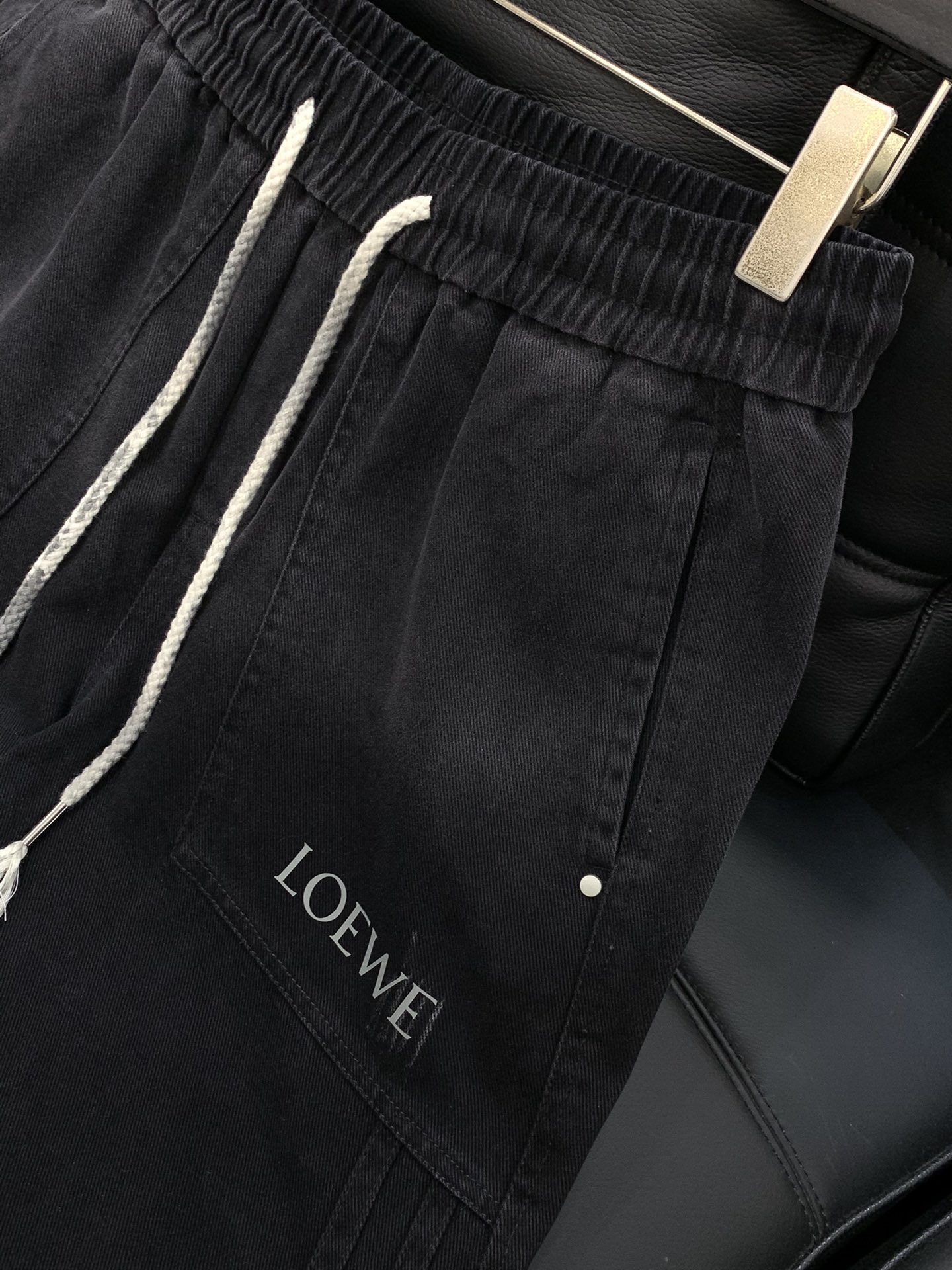，Loewe 罗意威，2025秋季最新款，时尚休闲裤，原单狠货，简约舒适，版型不挑人，采用进口原版面料，