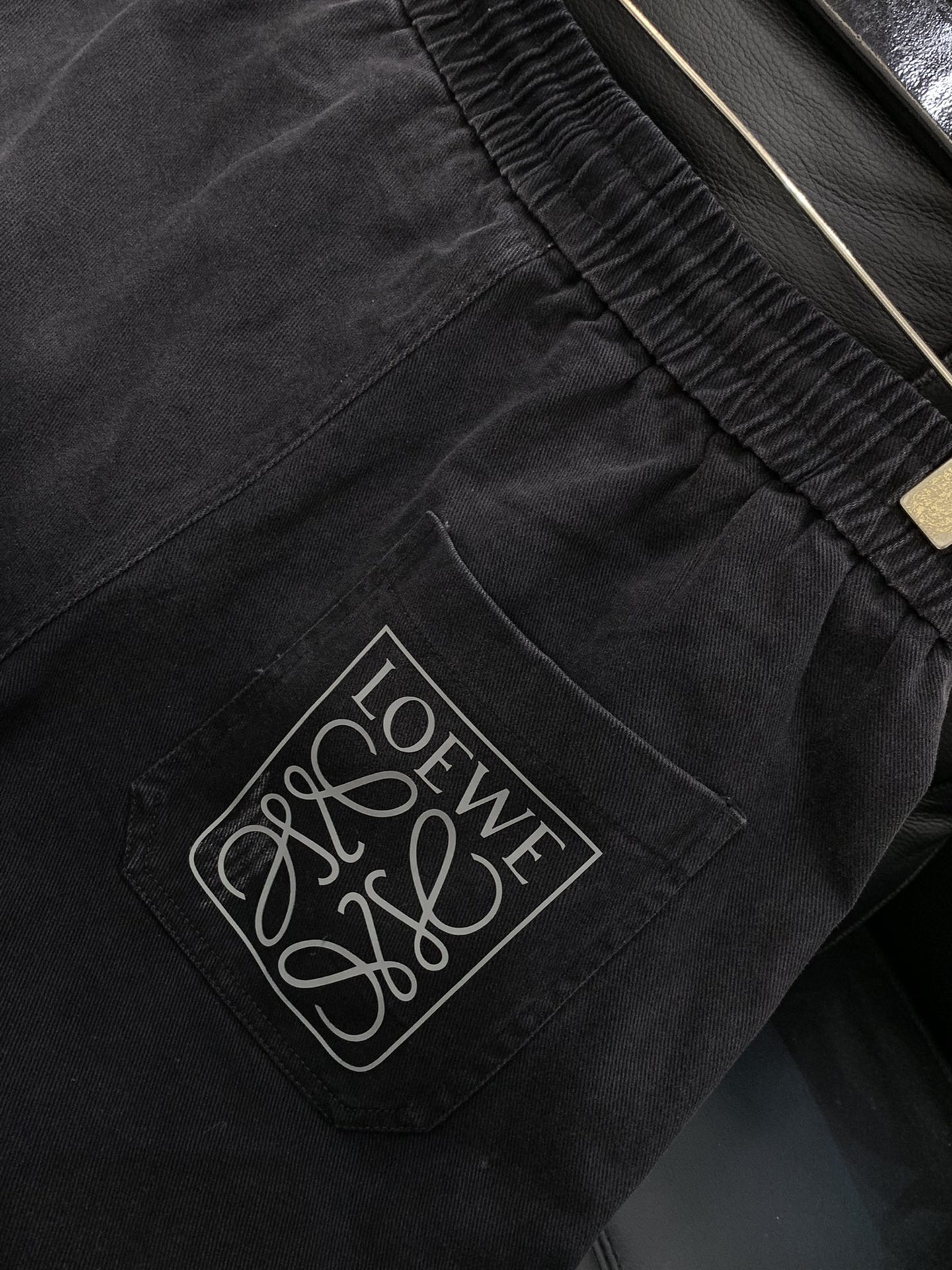 ，Loewe 罗意威，2025秋季最新款，时尚休闲裤，原单狠货，简约舒适，版型不挑人，采用进口原版面料，