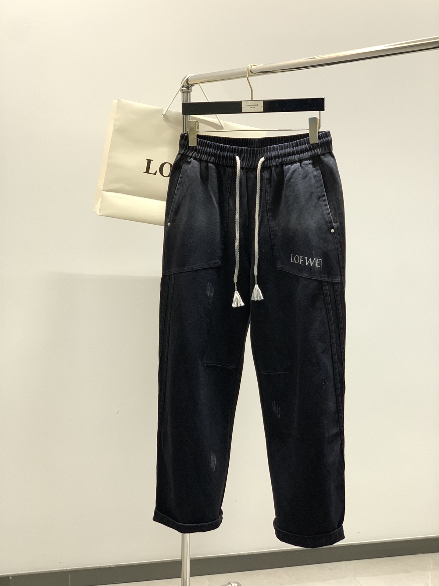 ，Loewe 罗意威，2025秋季最新款，时尚休闲裤，原单狠货，简约舒适，版型不挑人，采用进口原版面料，