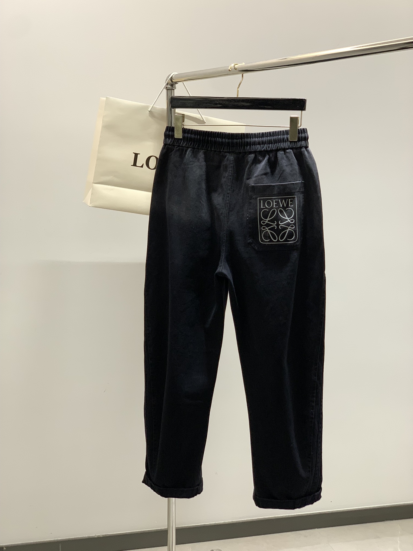 ，Loewe 罗意威，2025秋季最新款，时尚休闲裤，原单狠货，简约舒适，版型不挑人，采用进口原版面料，