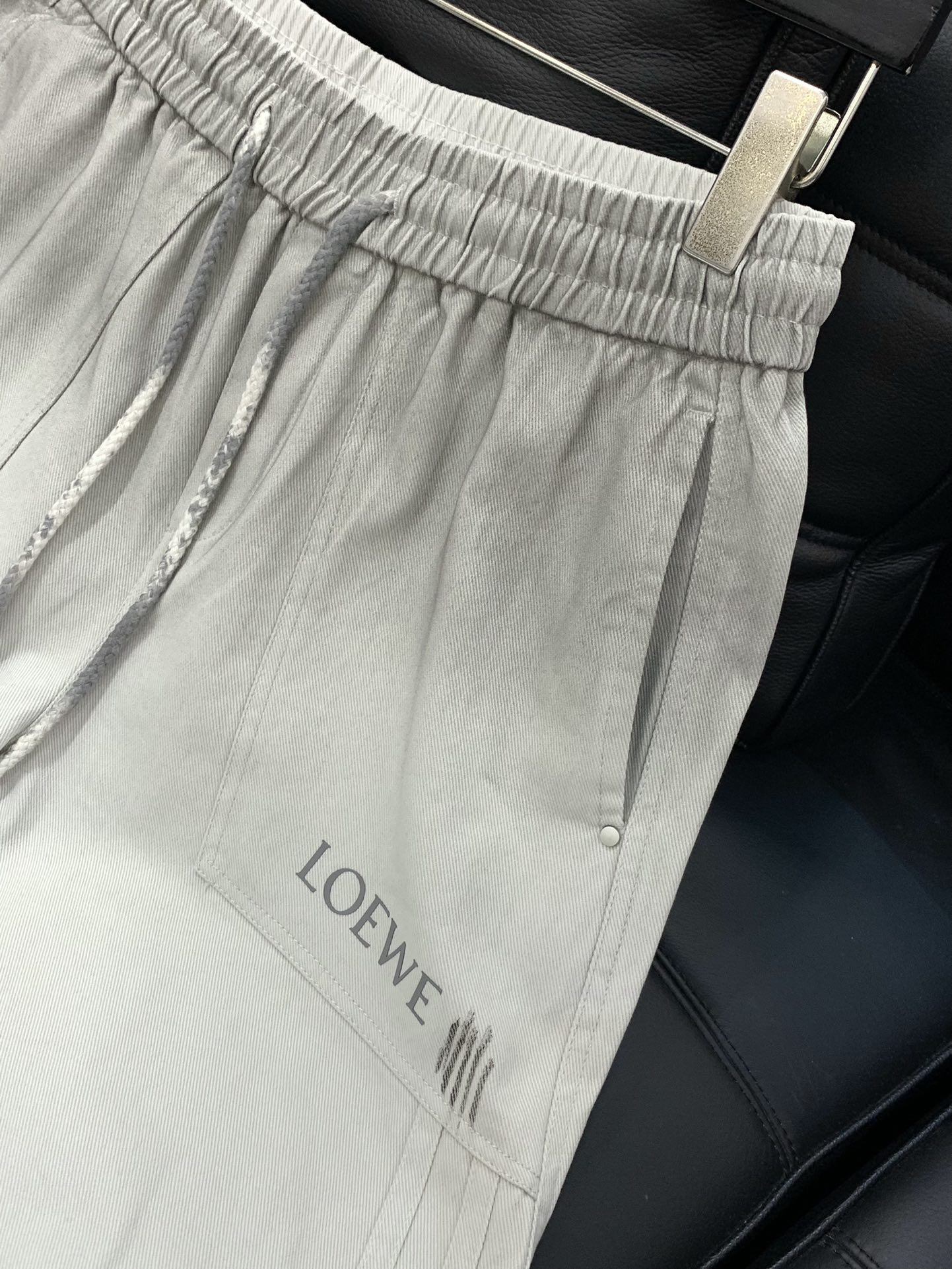 ，Loewe 罗意威，2025秋季最新款，时尚休闲裤，原单狠货，简约舒适，版型不挑人，采用进口原版面料，