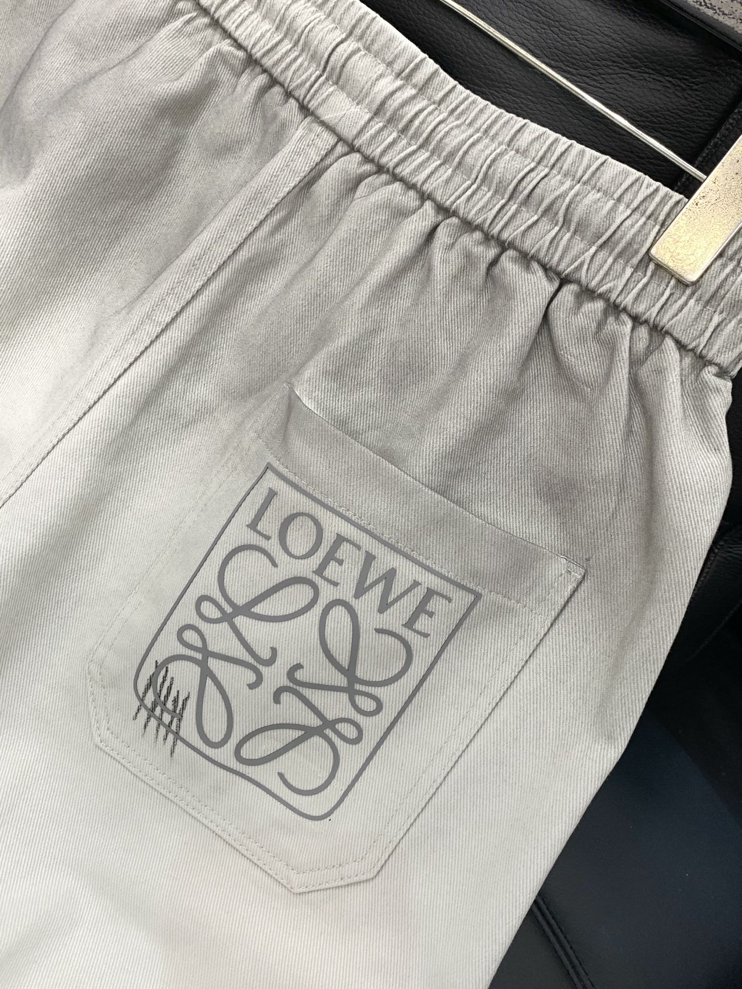 ，Loewe 罗意威，2025秋季最新款，时尚休闲裤，原单狠货，简约舒适，版型不挑人，采用进口原版面料，