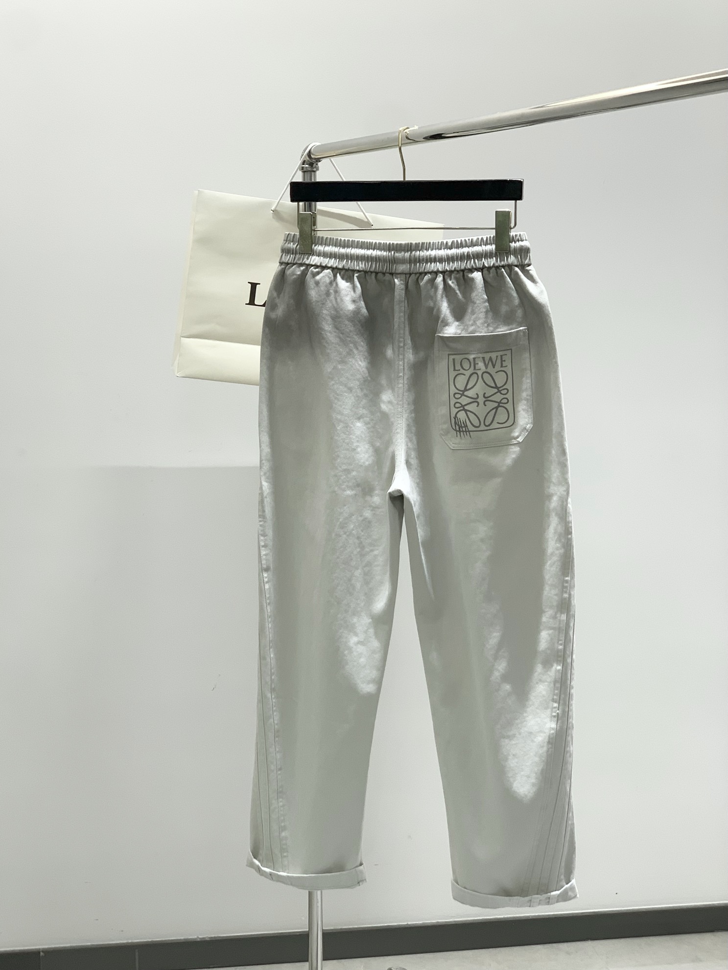 ，Loewe 罗意威，2025秋季最新款，时尚休闲裤，原单狠货，简约舒适，版型不挑人，采用进口原版面料，