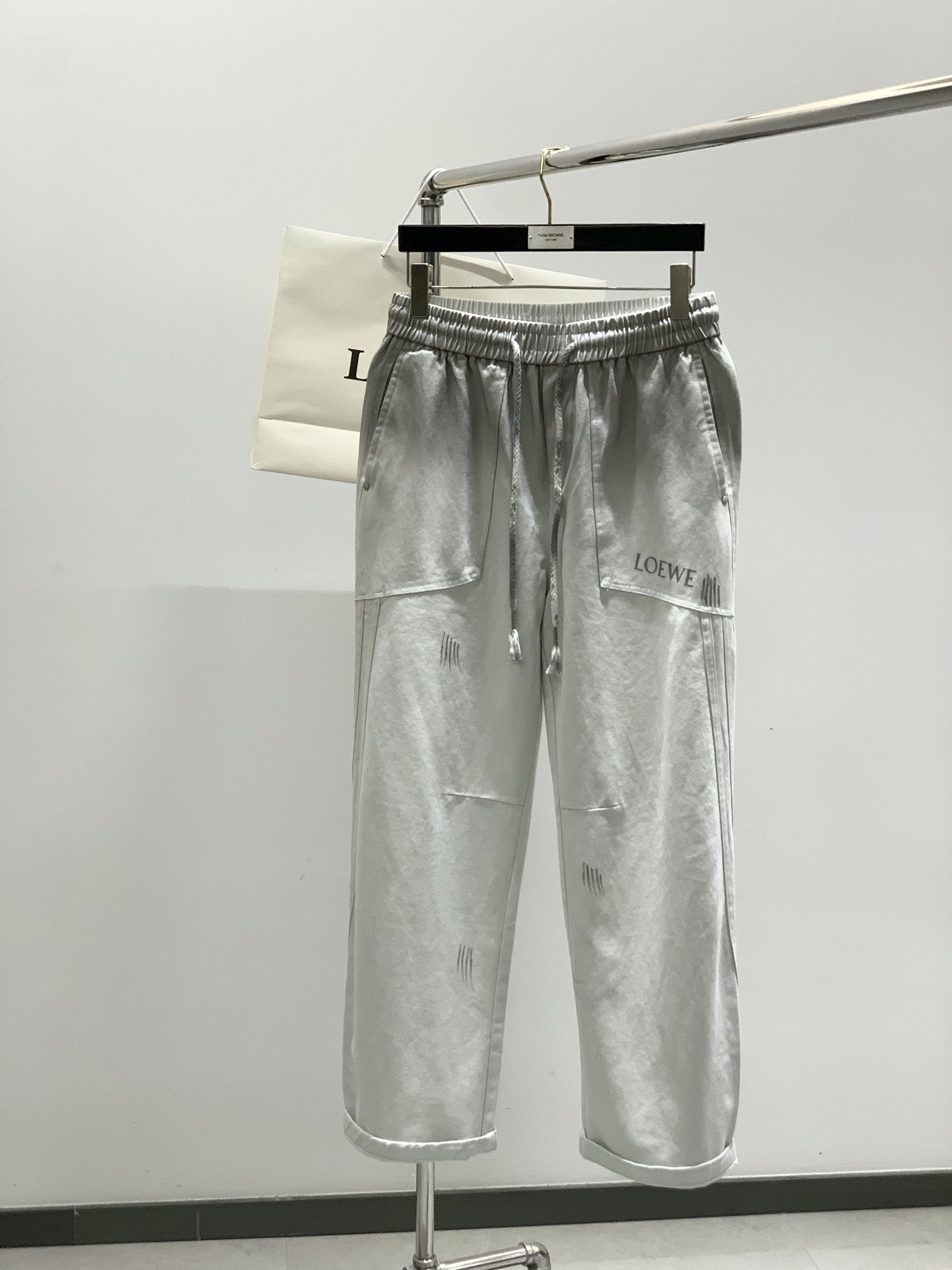 ，Loewe 罗意威，2025秋季最新款，时尚休闲裤，原单狠货，简约舒适，版型不挑人，采用进口原版面料，