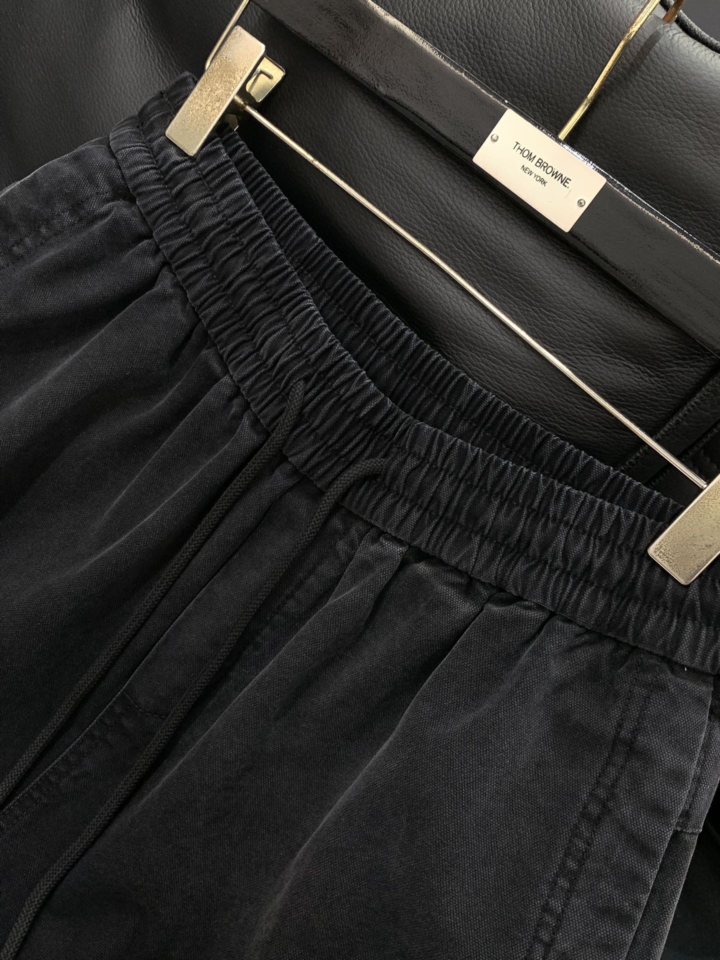 ，Loewe 罗意威，2025秋季最新款，时尚休闲裤，原单狠货，简约舒适，版型不挑人，采用进口原版面料，