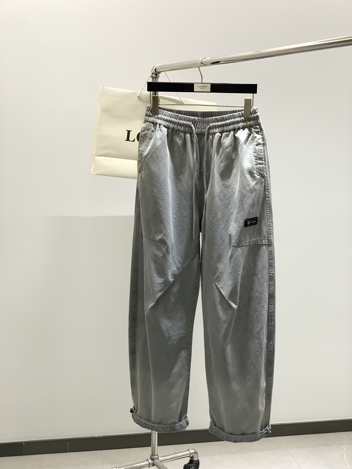 ，Loewe 罗意威，2025秋季最新款，时尚休闲裤，原单狠货，简约舒适，版型不挑人，采用进口原版面料，