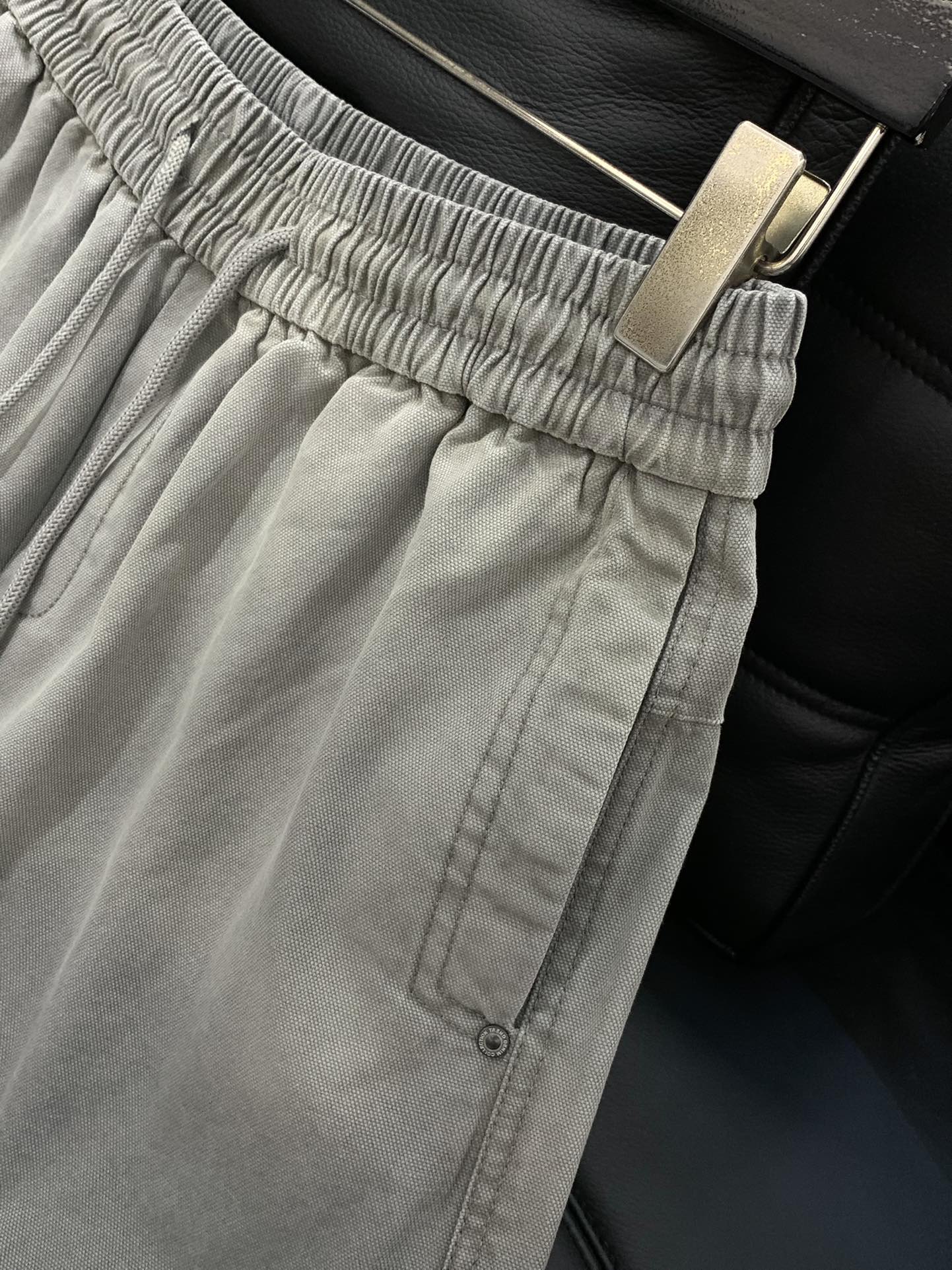 ，Loewe 罗意威，2025秋季最新款，时尚休闲裤，原单狠货，简约舒适，版型不挑人，采用进口原版面料，