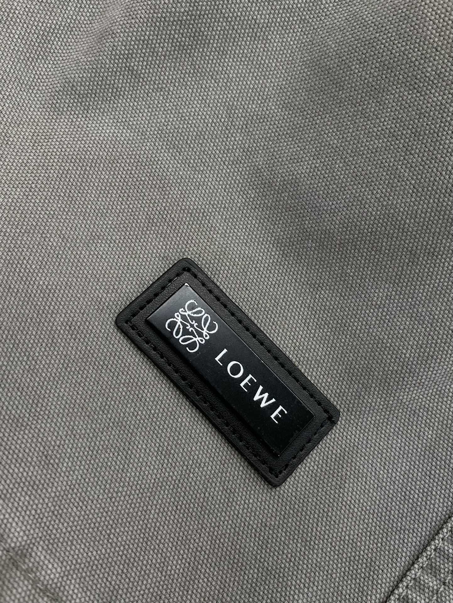 ，Loewe 罗意威，2025秋季最新款，时尚休闲裤，原单狠货，简约舒适，版型不挑人，采用进口原版面料，