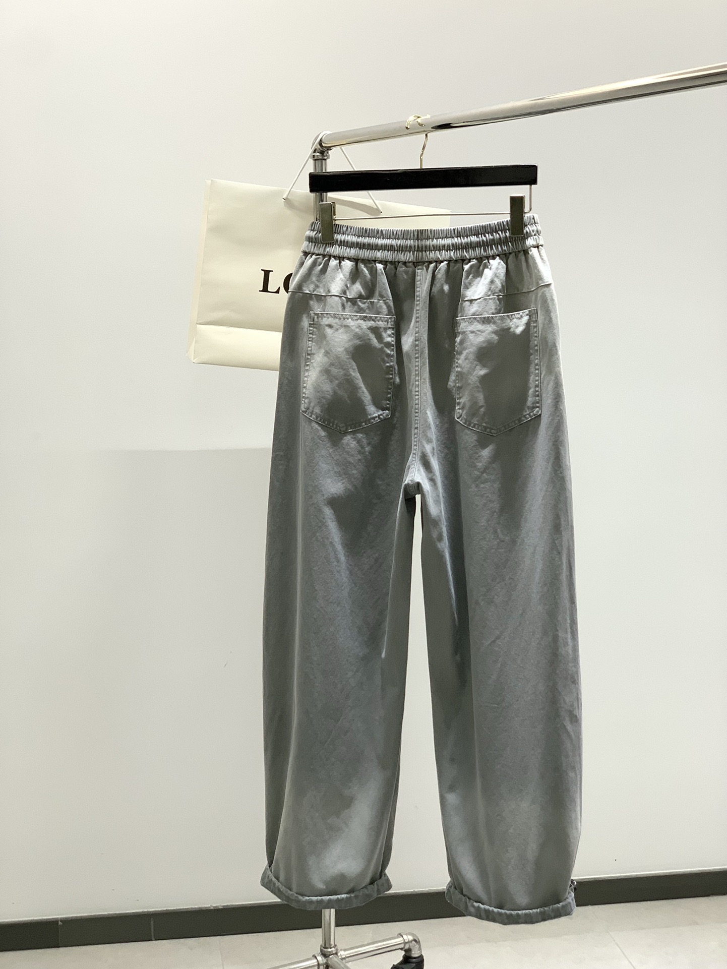 ，Loewe 罗意威，2025秋季最新款，时尚休闲裤，原单狠货，简约舒适，版型不挑人，采用进口原版面料，