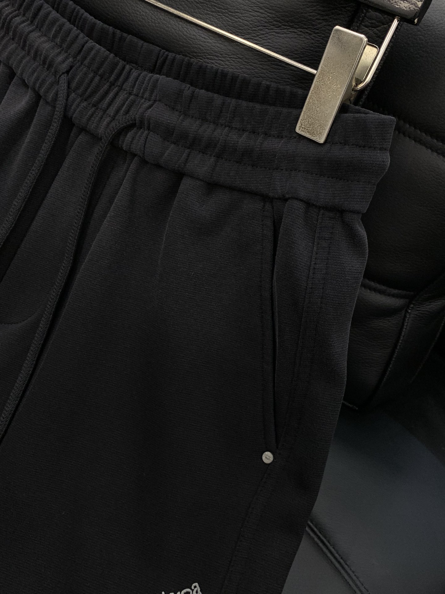 ，Balenciaga 巴黎世家，2025秋季最新品，专柜同步有售，原单狠货，时尚休闲裤，进口原版水洗弹