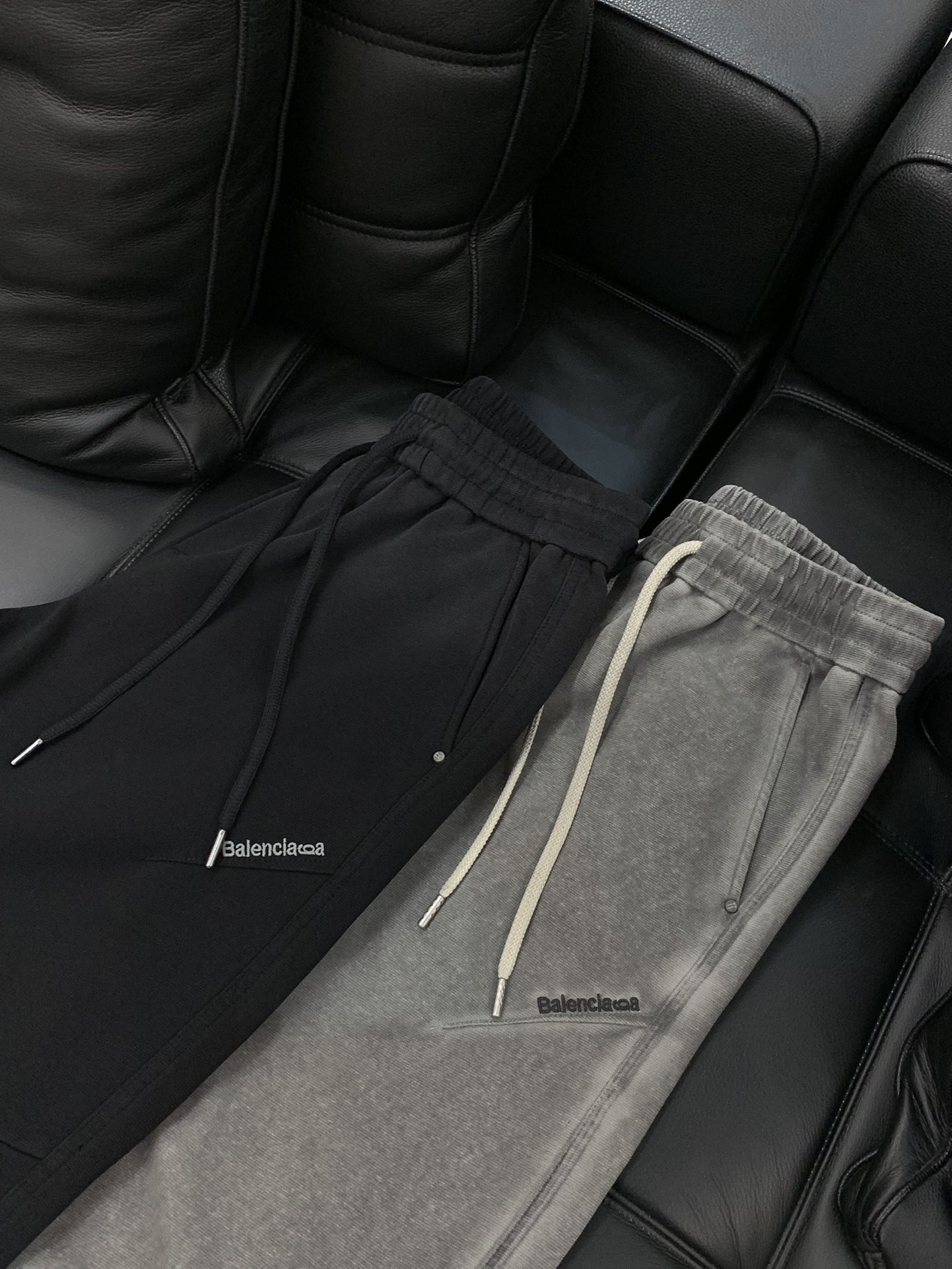 ，Balenciaga 巴黎世家，2025秋季最新品，专柜同步有售，原单狠货，时尚休闲裤，进口原版水洗弹