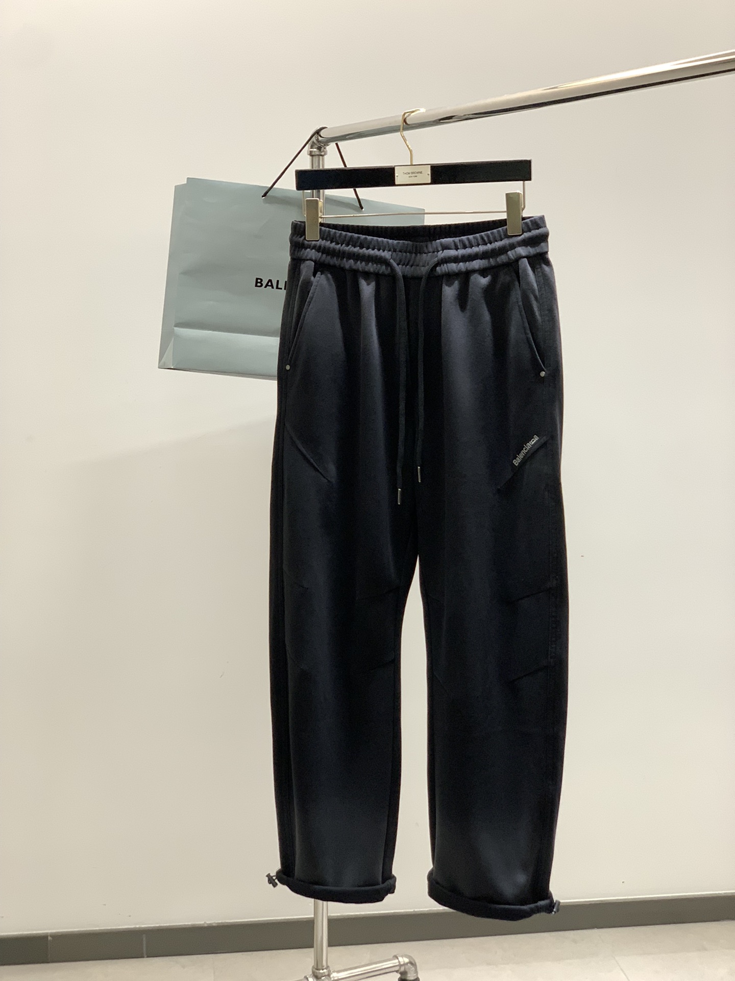 ，Balenciaga 巴黎世家，2025秋季最新品，专柜同步有售，原单狠货，时尚休闲裤，进口原版水洗弹