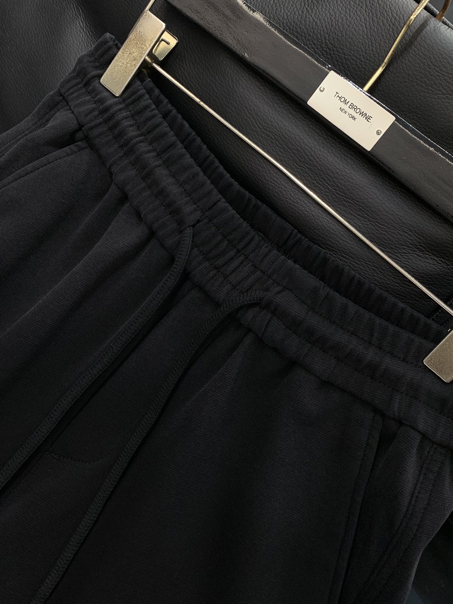 ，Balenciaga 巴黎世家，2025秋季最新品，专柜同步有售，原单狠货，时尚休闲裤，进口原版水洗弹