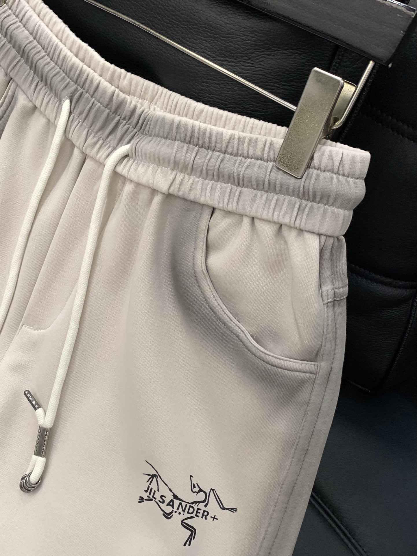 ，ARCTERYX 始祖鸟，2025秋季新品，时尚休闲裤，专柜同步有售，原单狠货，采用进口原版面料，顶级