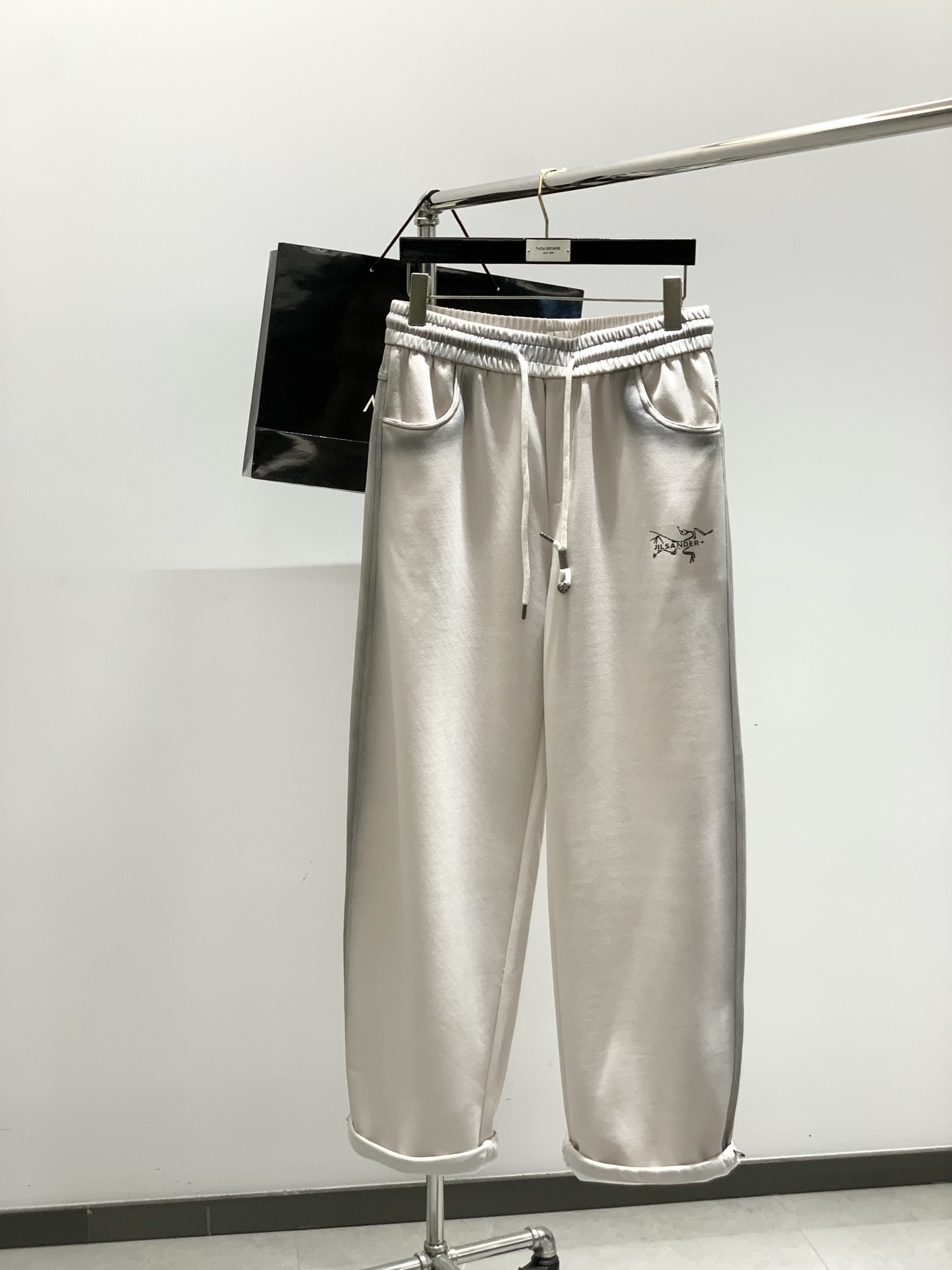 ，ARCTERYX 始祖鸟，2025秋季新品，时尚休闲裤，专柜同步有售，原单狠货，采用进口原版面料，顶级