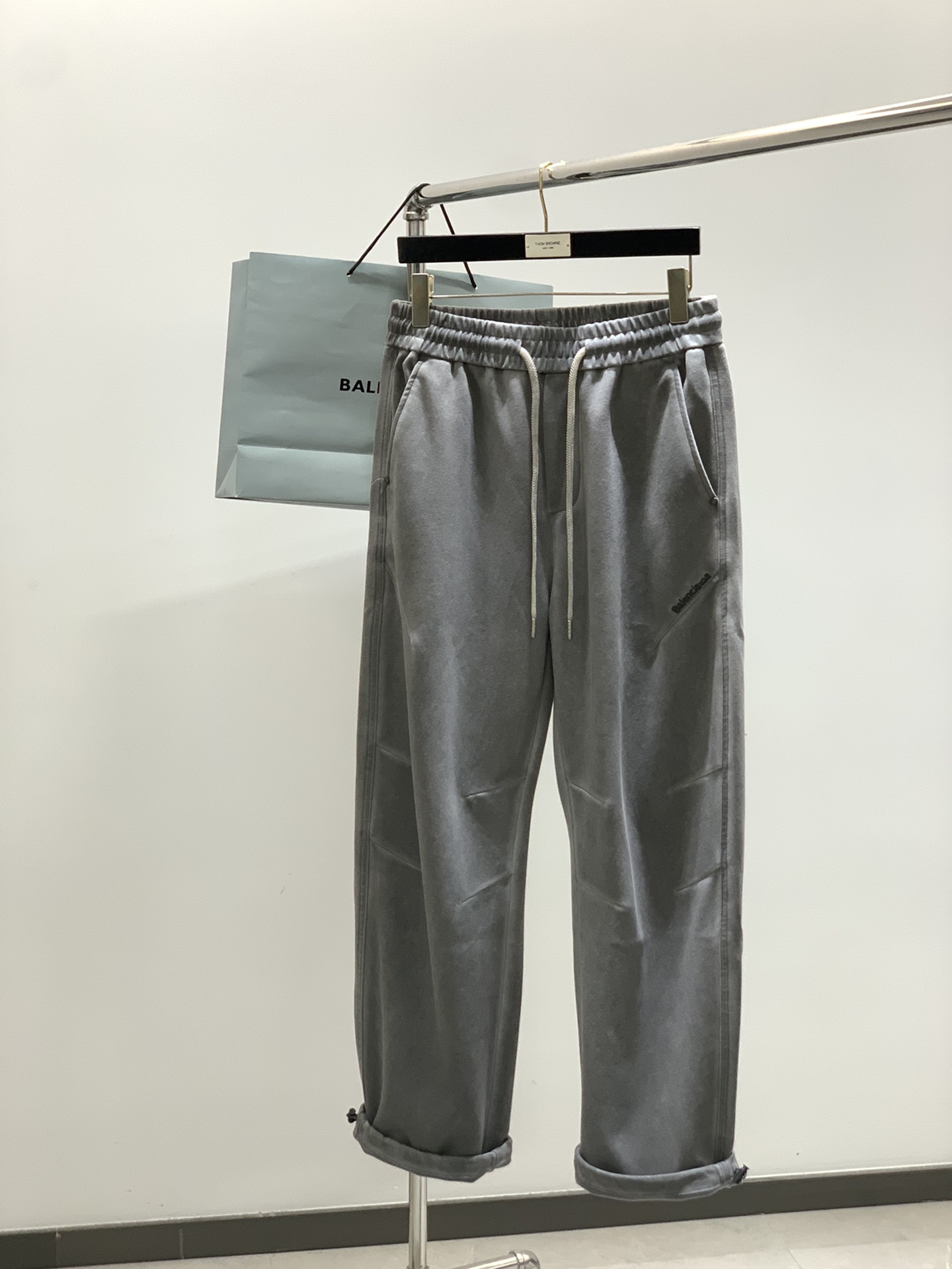 ，Balenciaga 巴黎世家，2025秋季最新品，专柜同步有售，原单狠货，时尚休闲裤，进口原版水洗弹