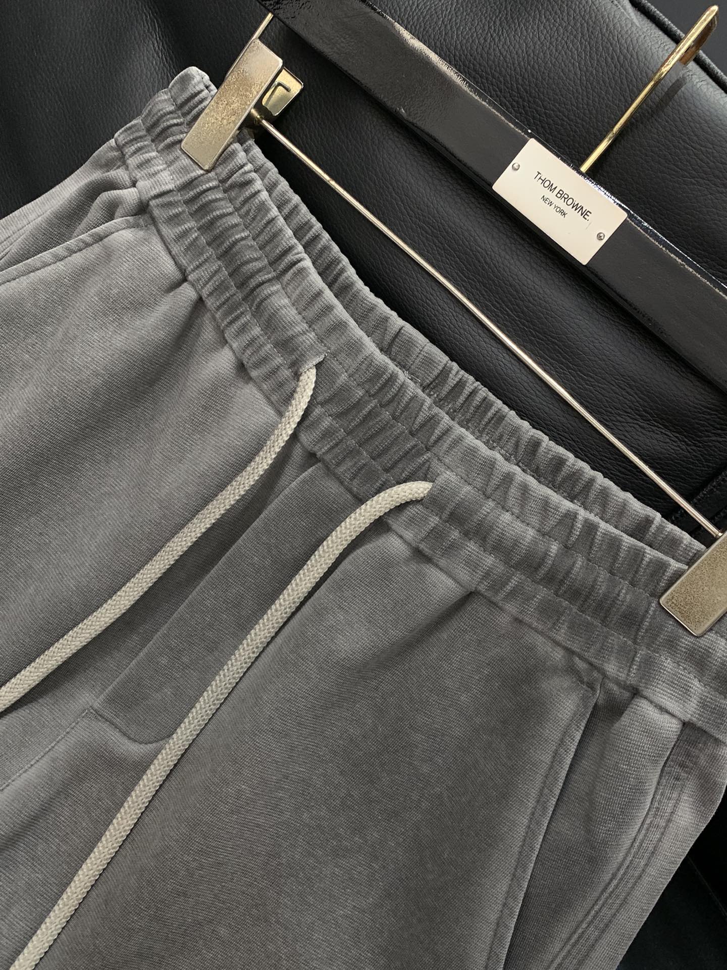 ，Balenciaga 巴黎世家，2025秋季最新品，专柜同步有售，原单狠货，时尚休闲裤，进口原版水洗弹