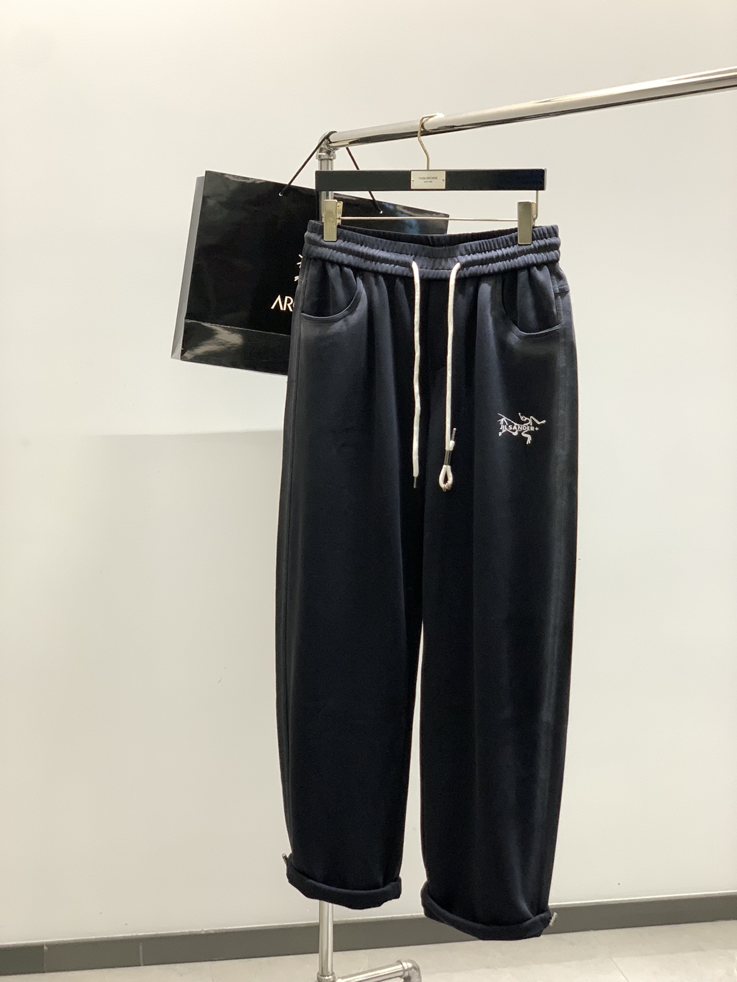 ，ARCTERYX 始祖鸟，2025秋季新品，时尚休闲裤，专柜同步有售，原单狠货，采用进口原版面料，顶级